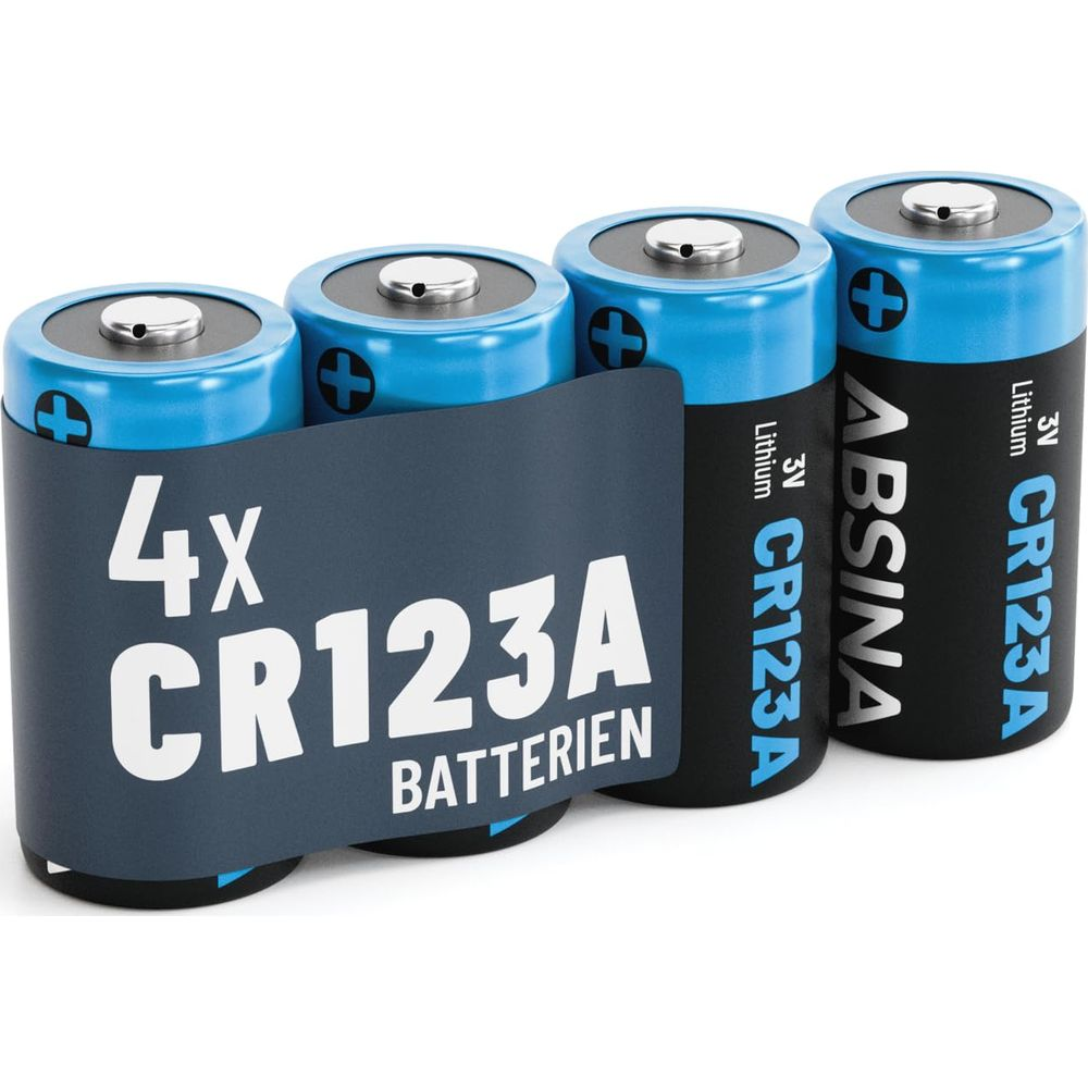 Quattro batterie CR123A blu con testo nero, su sfondo bianco.
