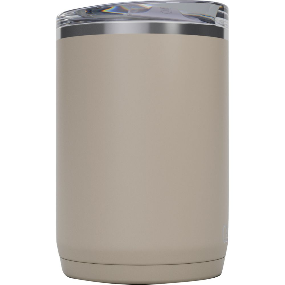 Eine beige Tasse mit silbernem Rand und durchsichtigem Deckel steht vor weißem Hintergrund.
