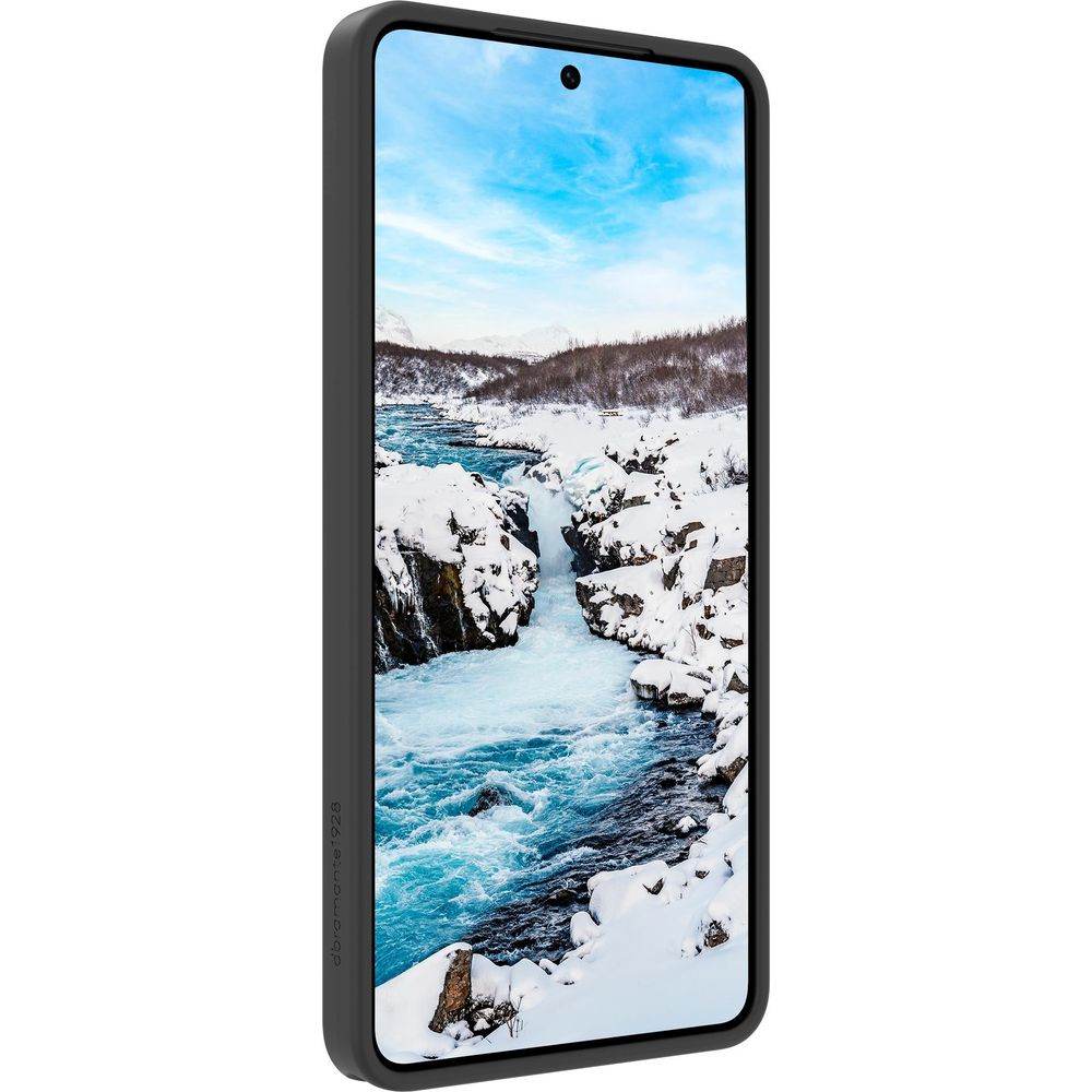 Ein Smartphone zeigt eine verschneite Flusslandschaft mit eisigen Felsen und blauem Himmel.