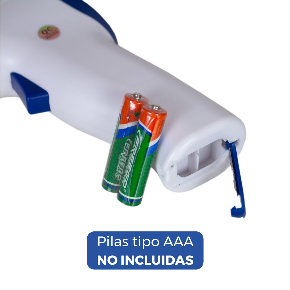 Dos pilas AAA descansan junto al compartimento de pilas abierto de un dispositivo blanco.