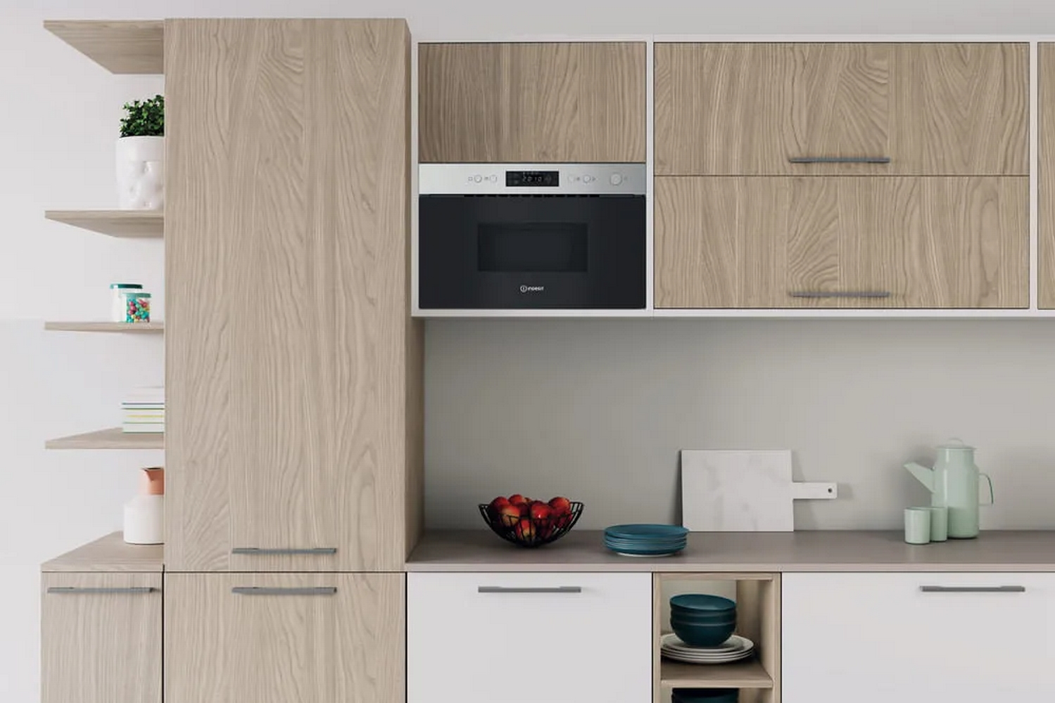 Cocina moderna con gabinetes de madera, microondas y frutero.