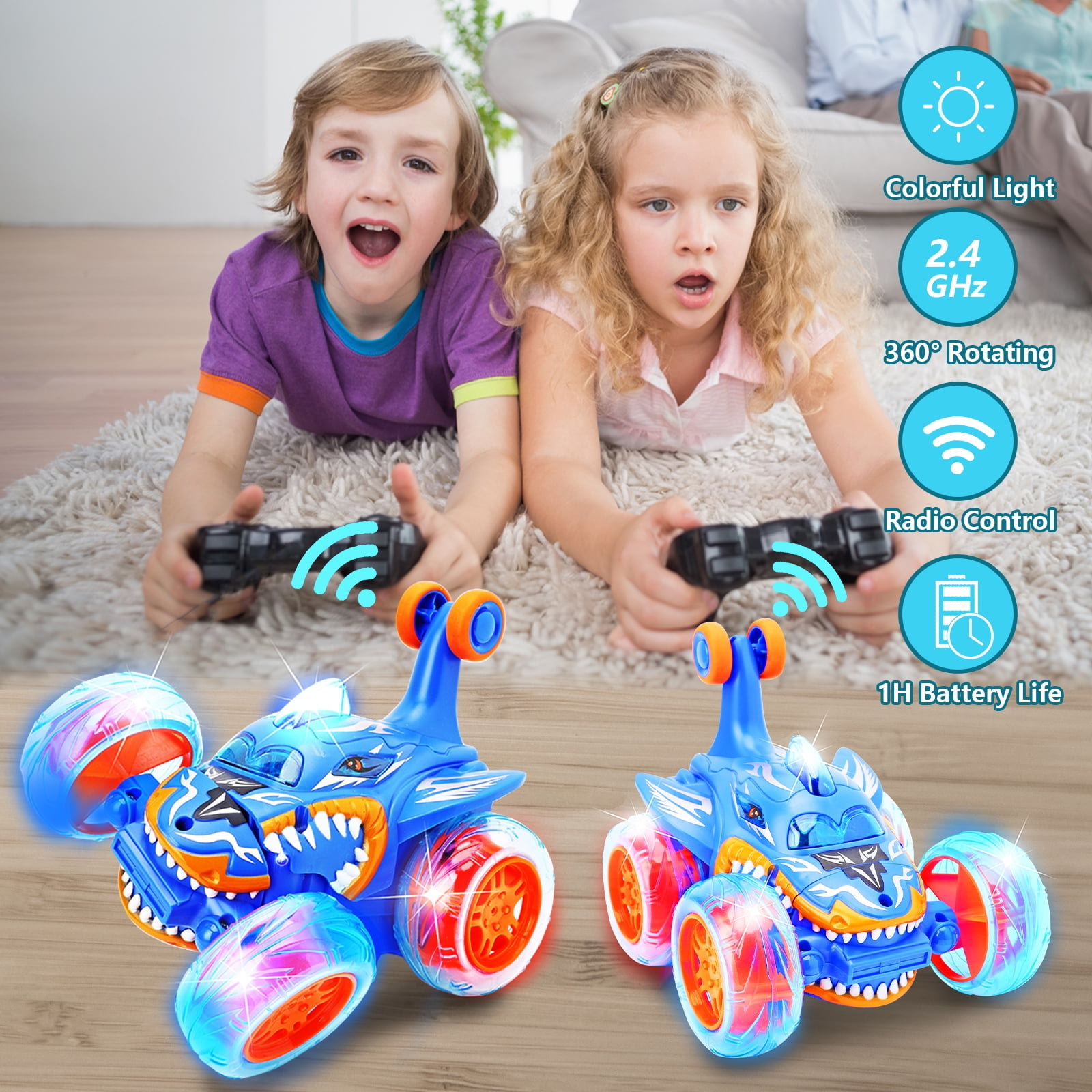 Zwei Kinder spielen mit beleuchteten blauen ferngesteuerten Autos mit LED-Rädern.