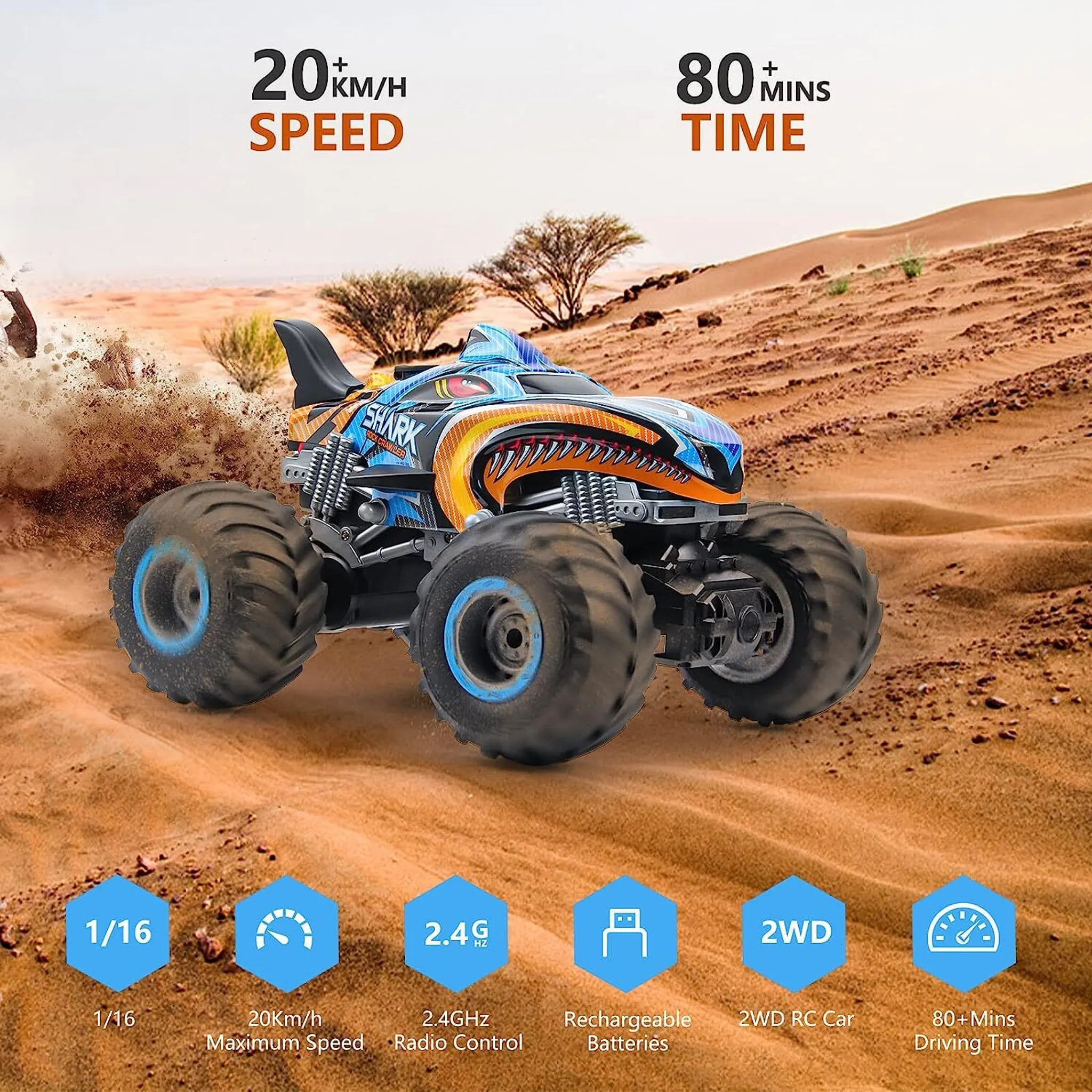Ein blaues RC-Monsterauto mit Hai-Design fährt über Sanddünen mit Staub aufgewirbelt.