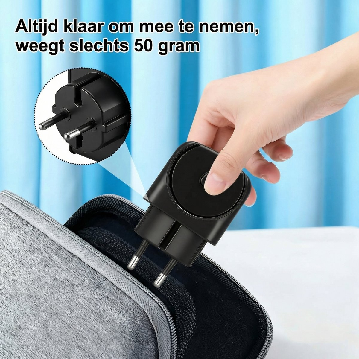 Eine Hand legt einen schwarzen Stecker in eine graue Tasche.