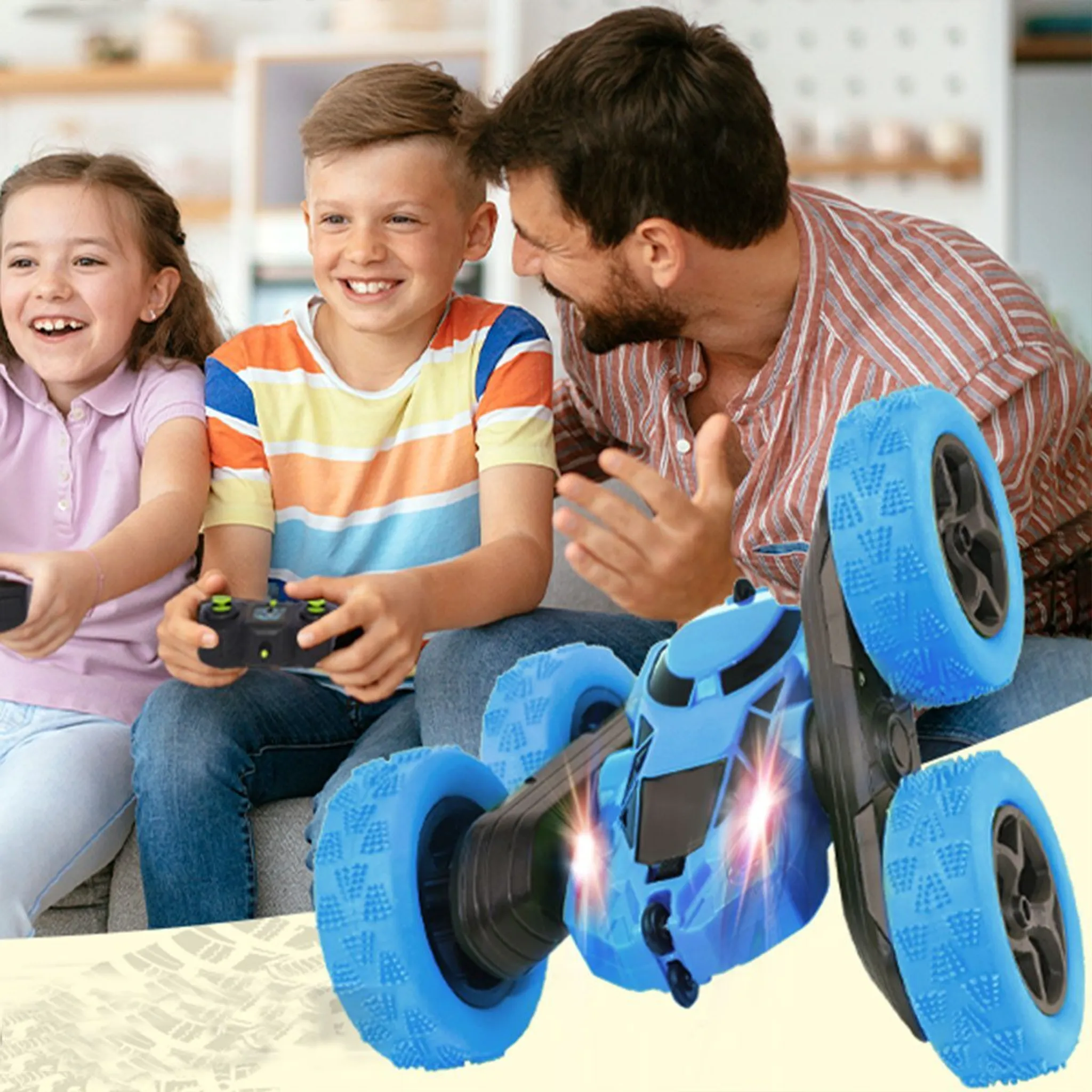 Familie spielt mit blauem ferngesteuertem Auto, Kinder halten Controller.