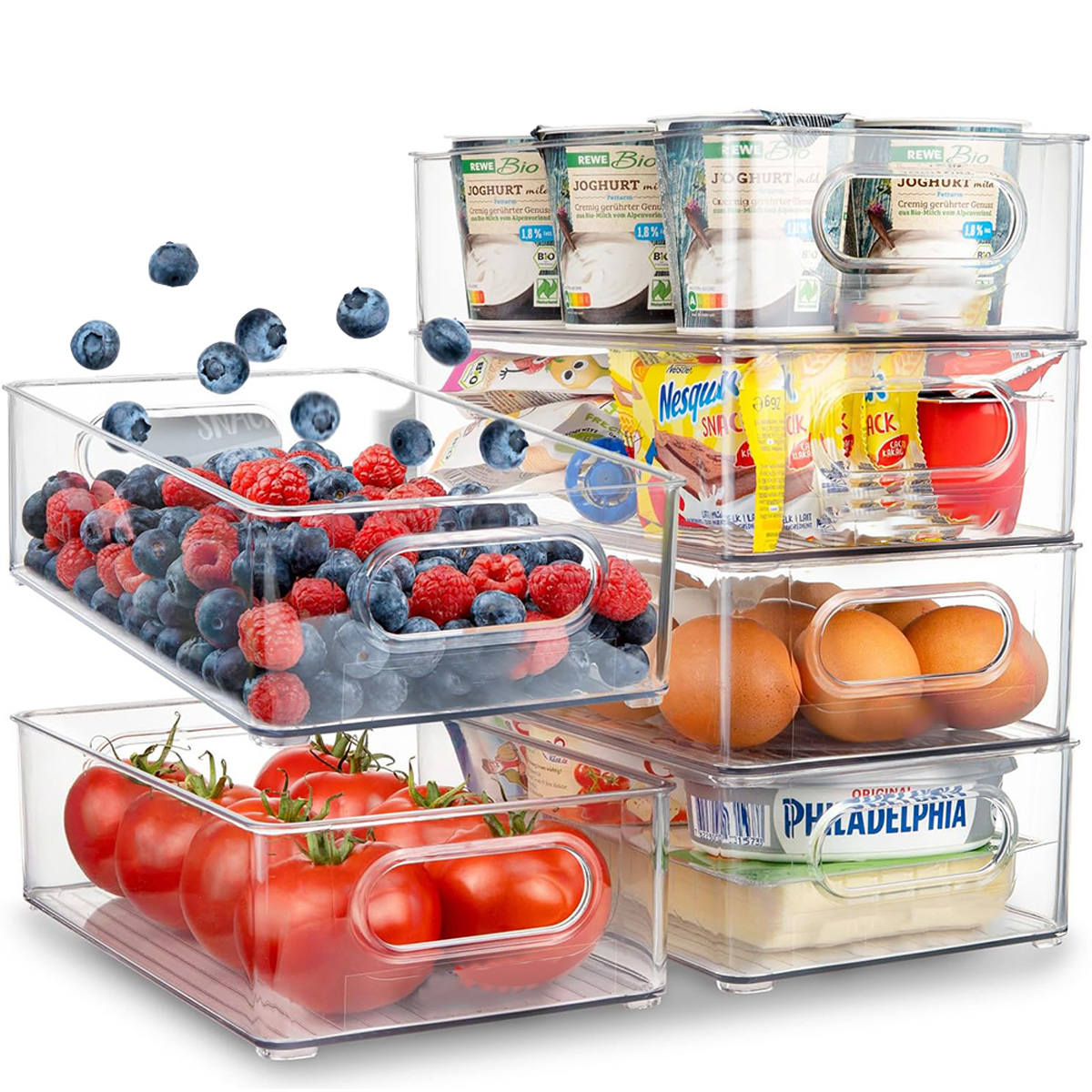Klar aufbewahrte Lebensmittel: Beeren, Joghurt, Snacks, Eier, Tomaten und Frischkäse.