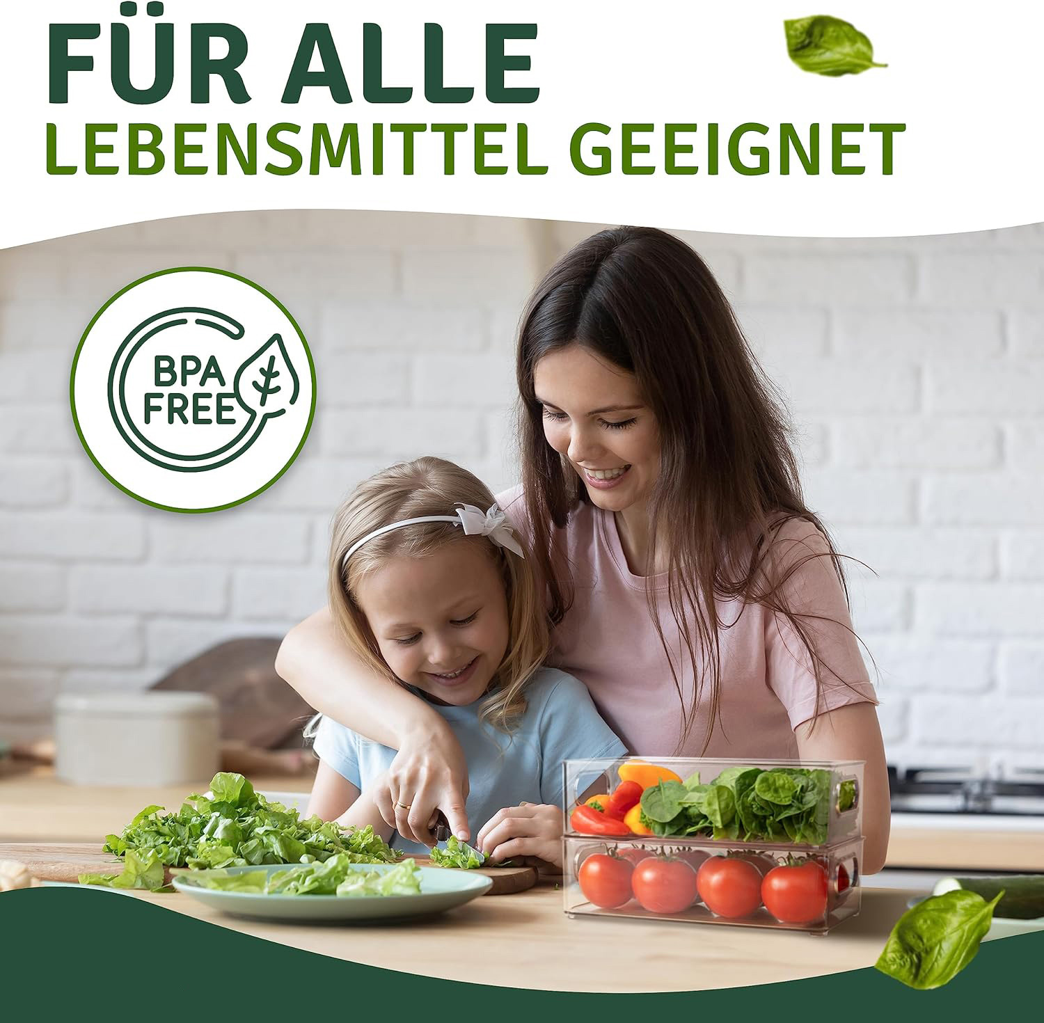 Mutter und Kind bereiten Gemüse in der Küche zu, BPA-frei-Logo.