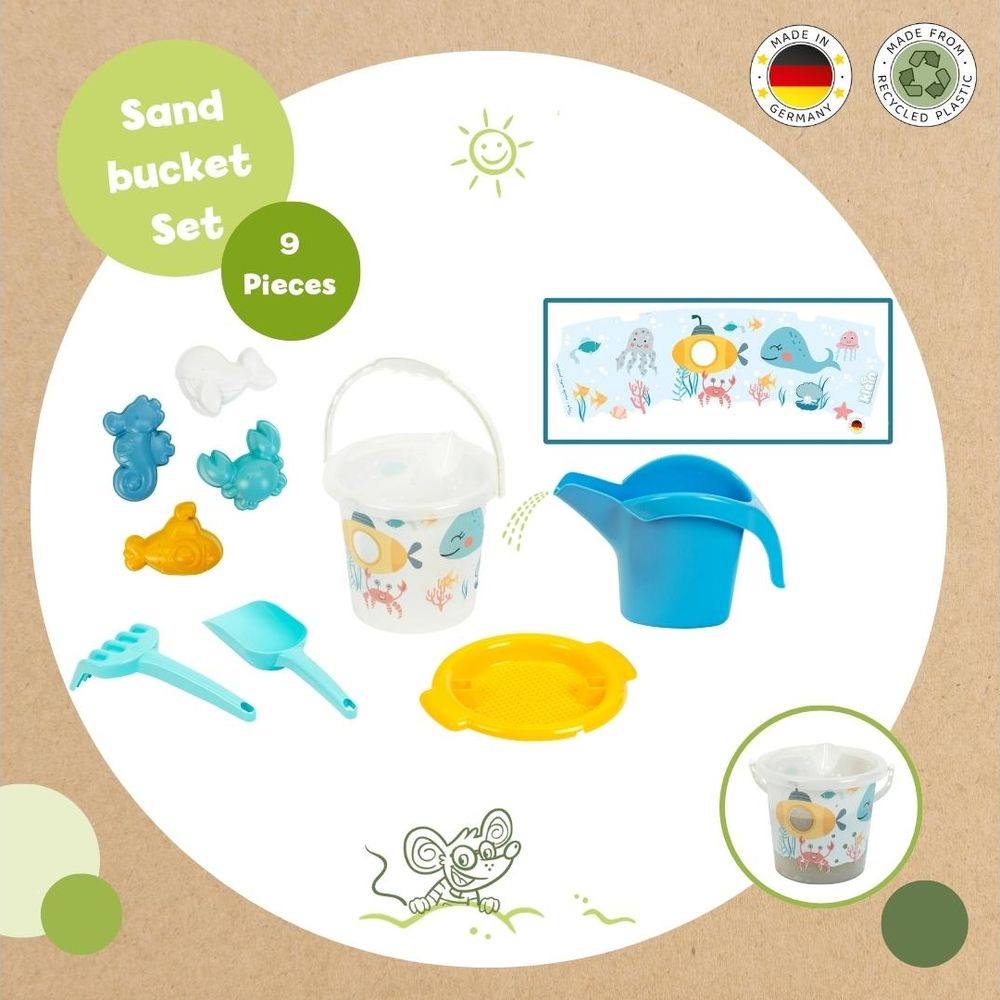 Ein Sandkastenset mit Eimer, Gießkanne, Schaufel, Rechen und Förmchen.