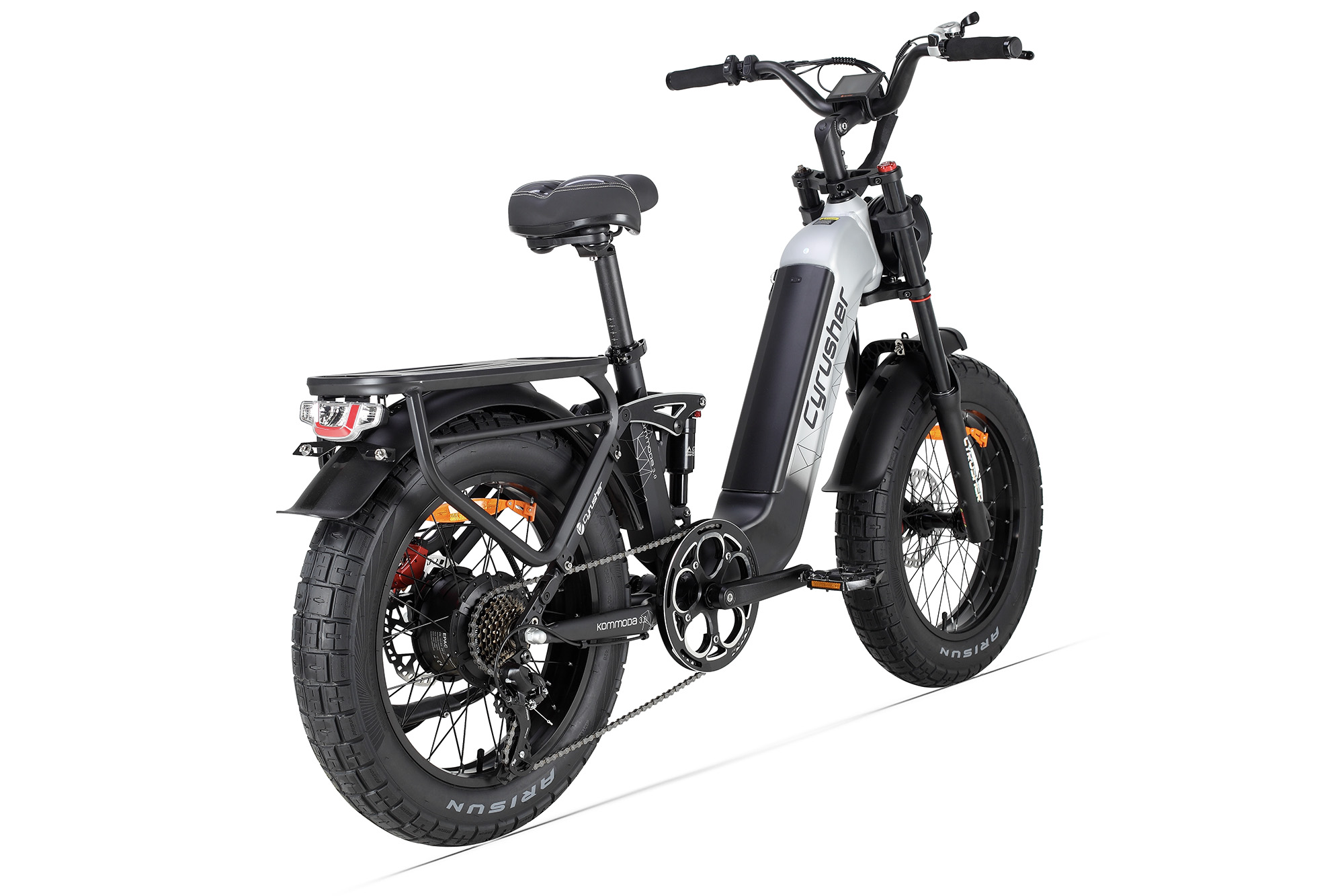 Biało-czarny rower elektryczny typu fat bike z tylnym bagażnikiem, pokazany z widoku trzech czwartych.