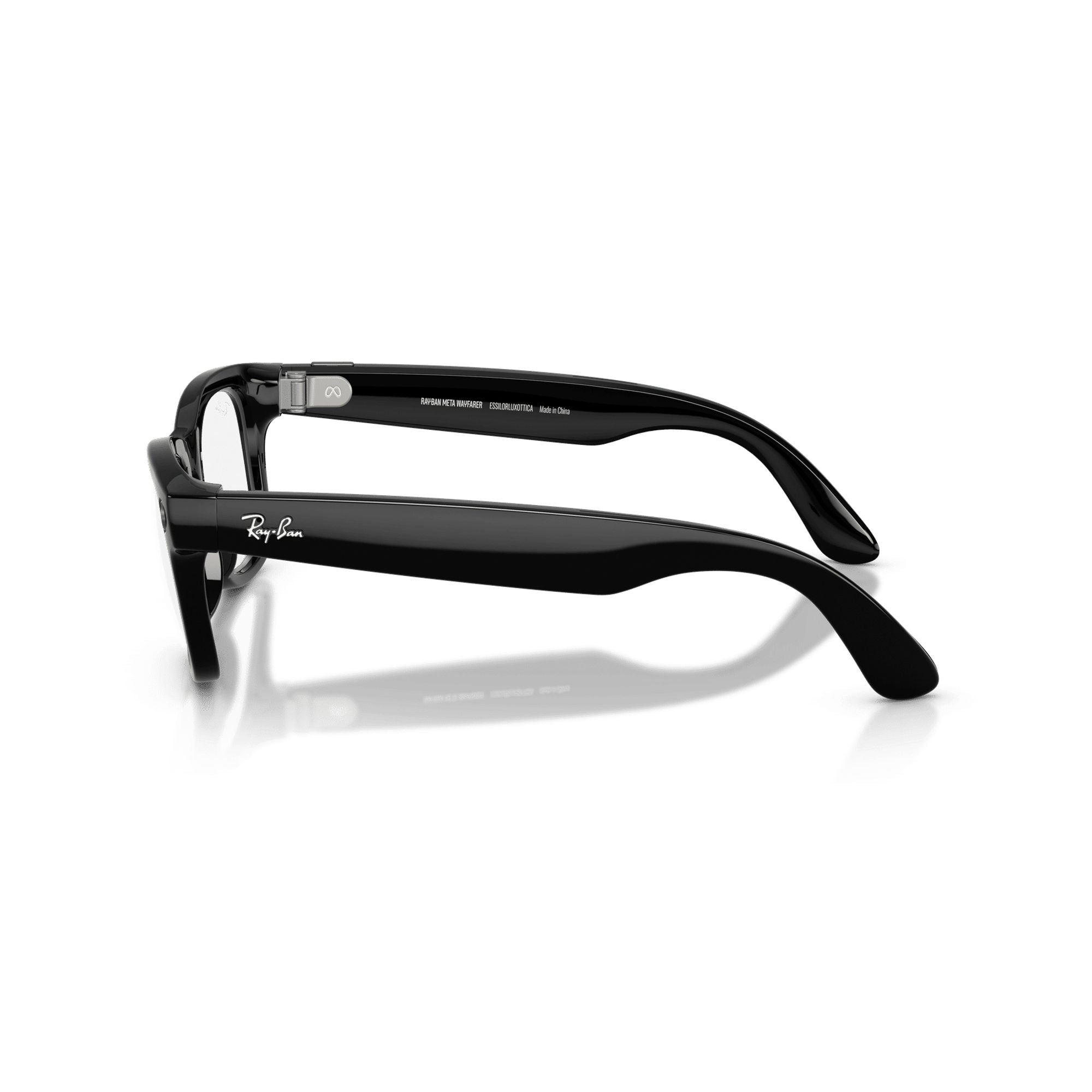 Occhiali Ray-Ban Wayfarer neri con accenti argentati e logo Ray-Ban.