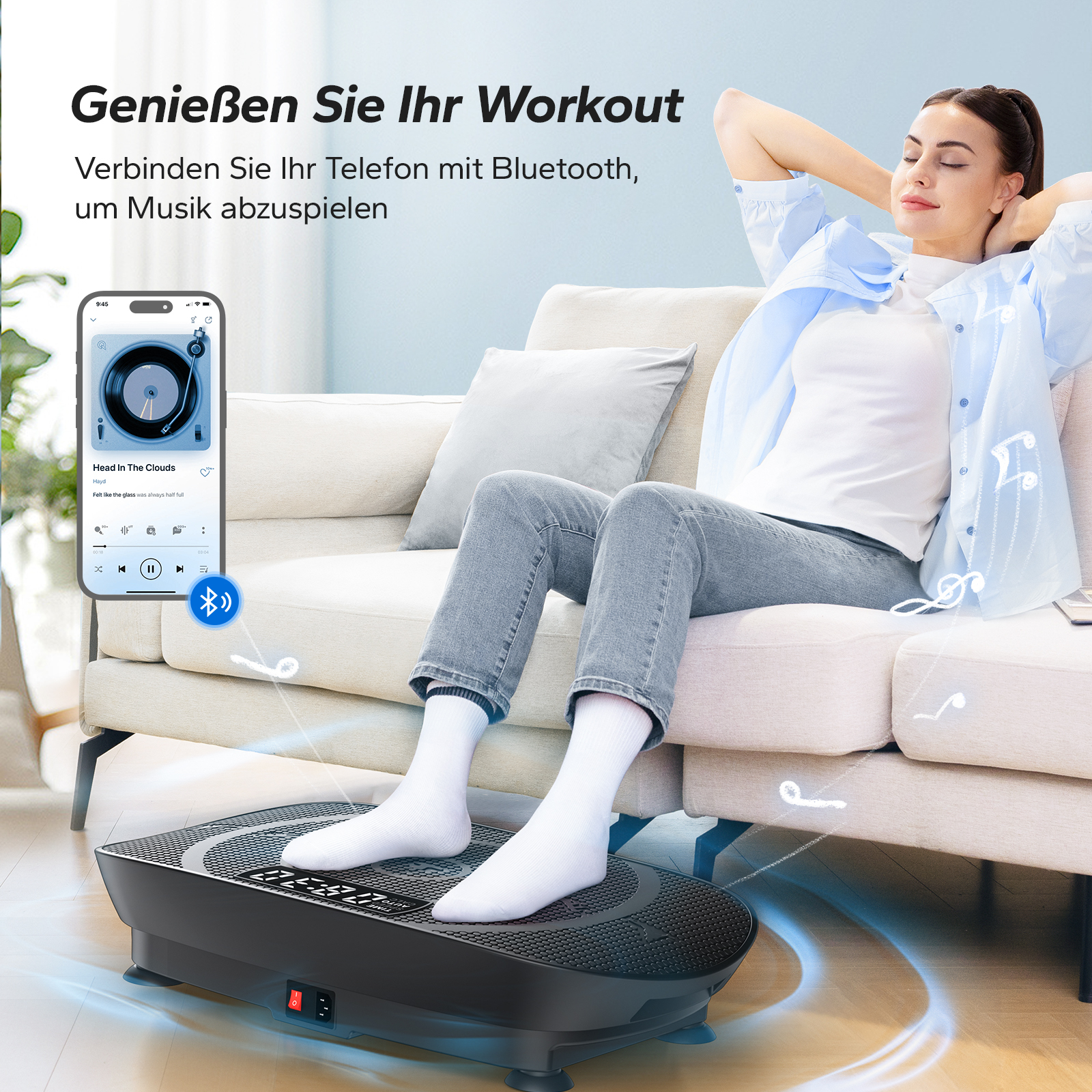 Frau auf Sofa mit Vibrationsplatte, hört Musik vom Handy.