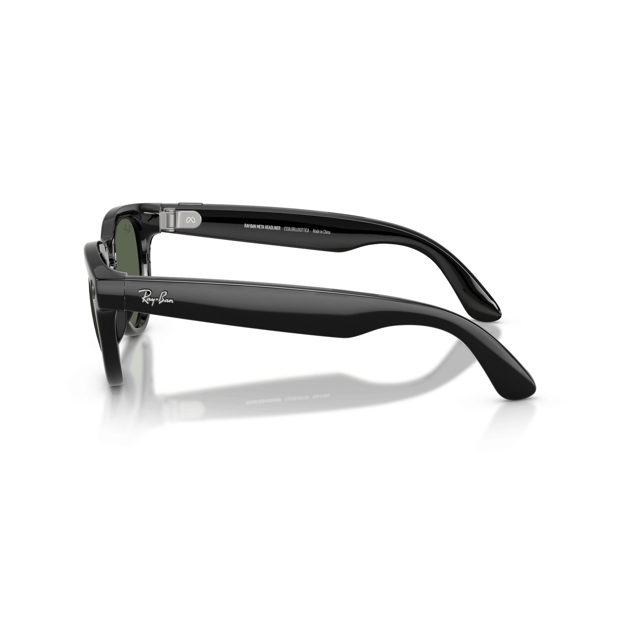 Occhiali intelligenti Ray-Ban Meta neri con lenti verdi, mostrati di lato.