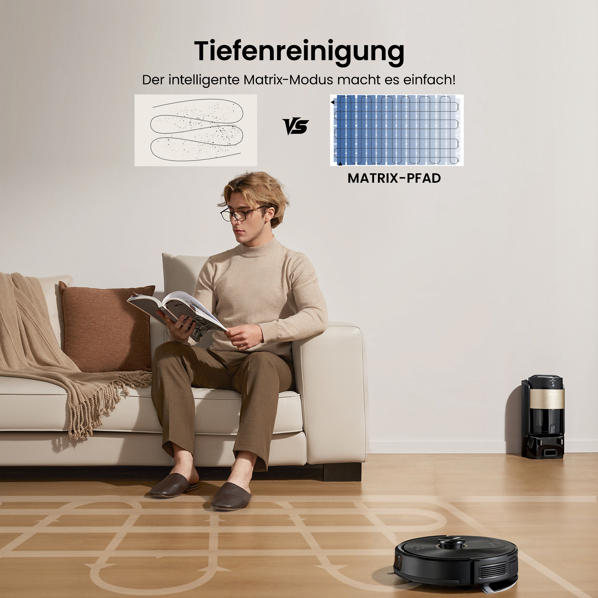 Mann liest auf Sofa, Saugroboter reinigt Boden, Ladebasis im Hintergrund.