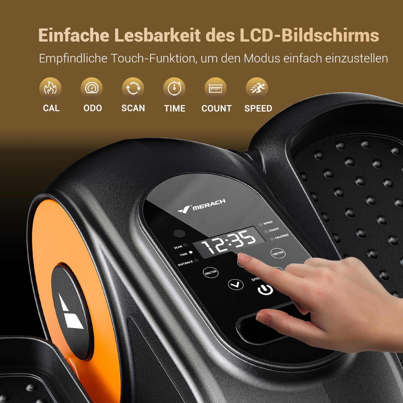 Ein Finger berührt das Display eines schwarzen Trainingsgeräts mit orangefarbenen Akzenten.