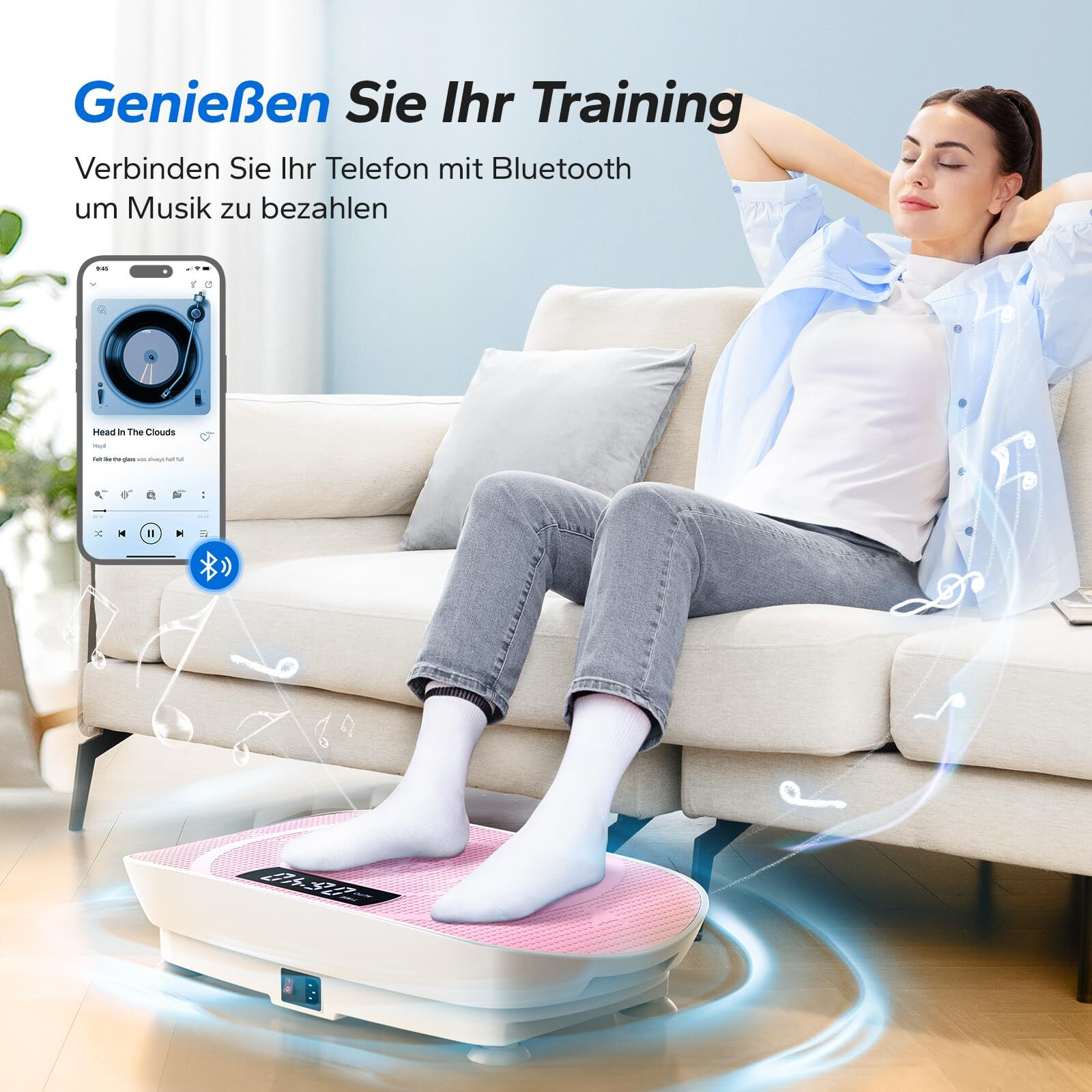 Frau auf Sofa mit Vibrationsplatte, Handy spielt Musik über Bluetooth.
