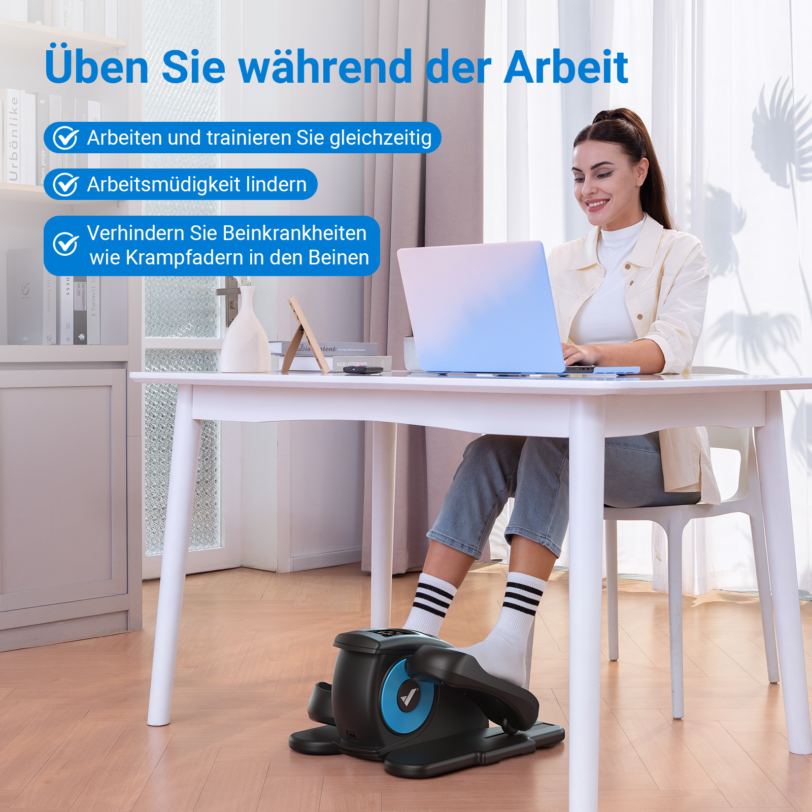 Frau trainiert mit Mini-Stepper am Schreibtisch, während sie auf dem Laptop tippt.