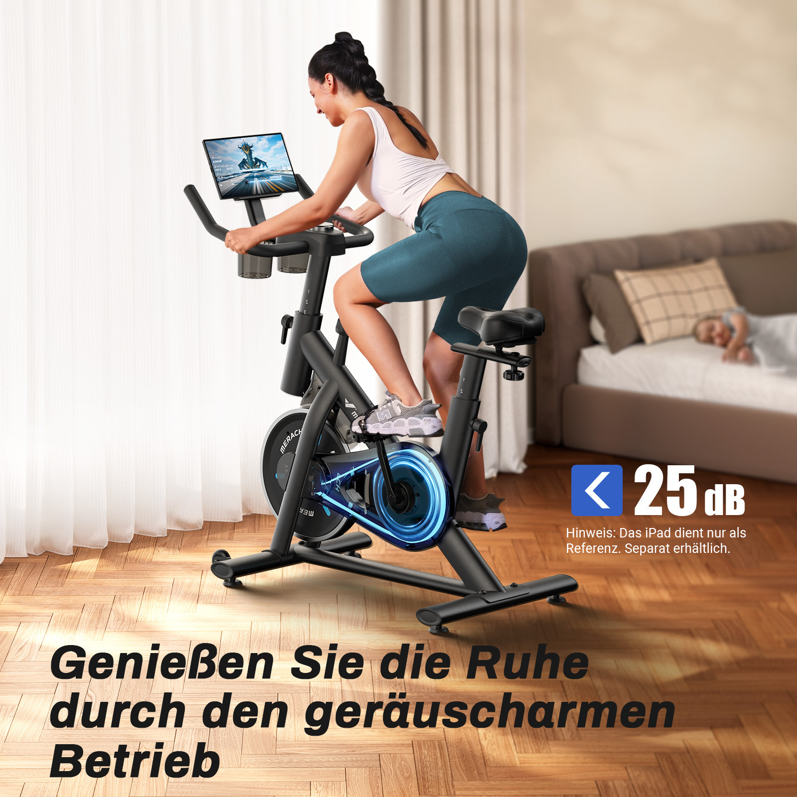 Frau auf einem Heimtrainer, der leise unter 25 dB läuft. Ein Kind schläft im Bett.