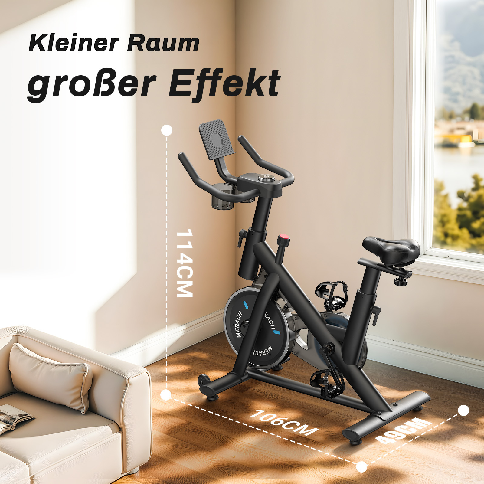 Ein schwarzes Indoor-Fahrrad steht in einem hellen Raum mit einem Sofa und einem Fenster.