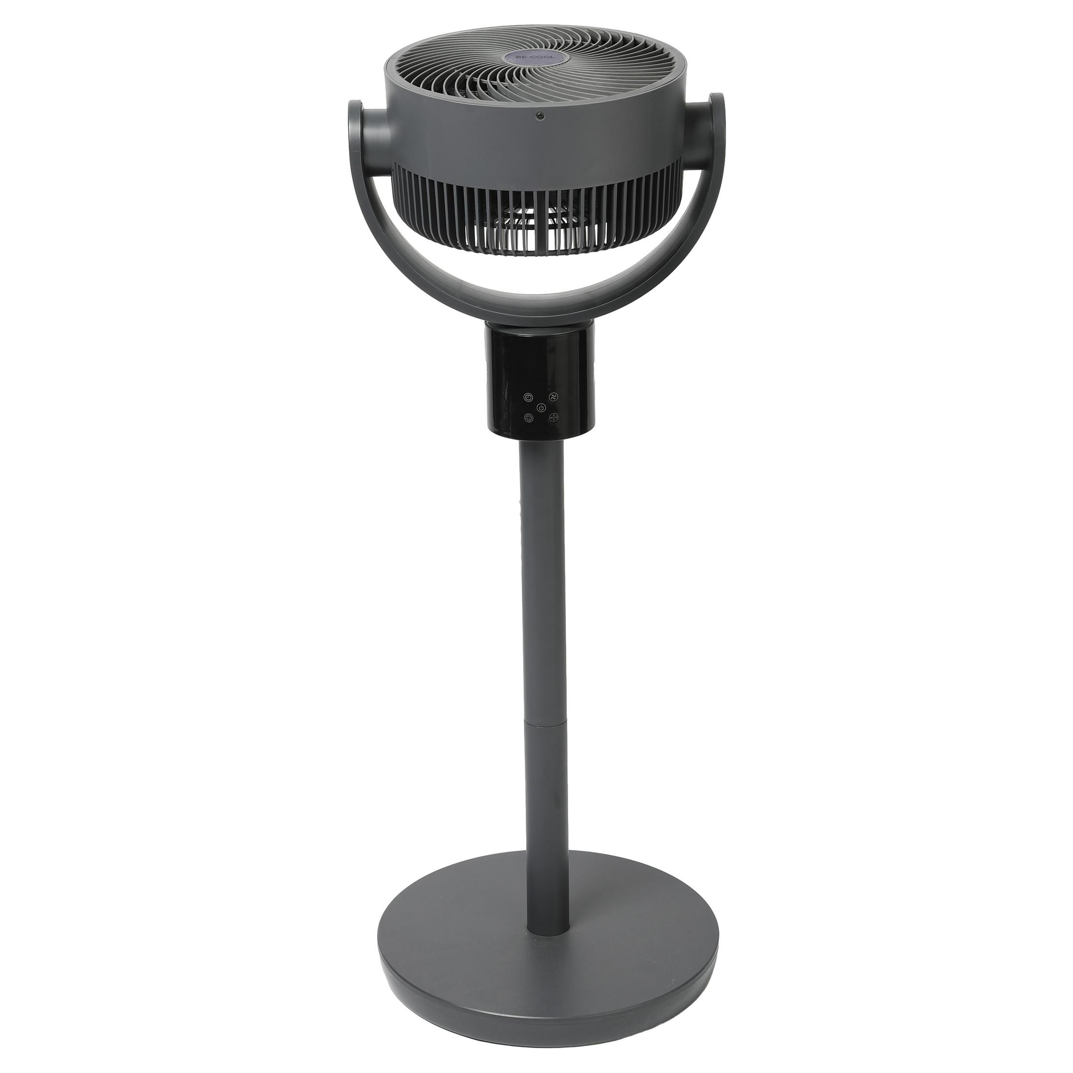 Ein grauer Standventilator mit rundem Sockel und Bedienfeld.