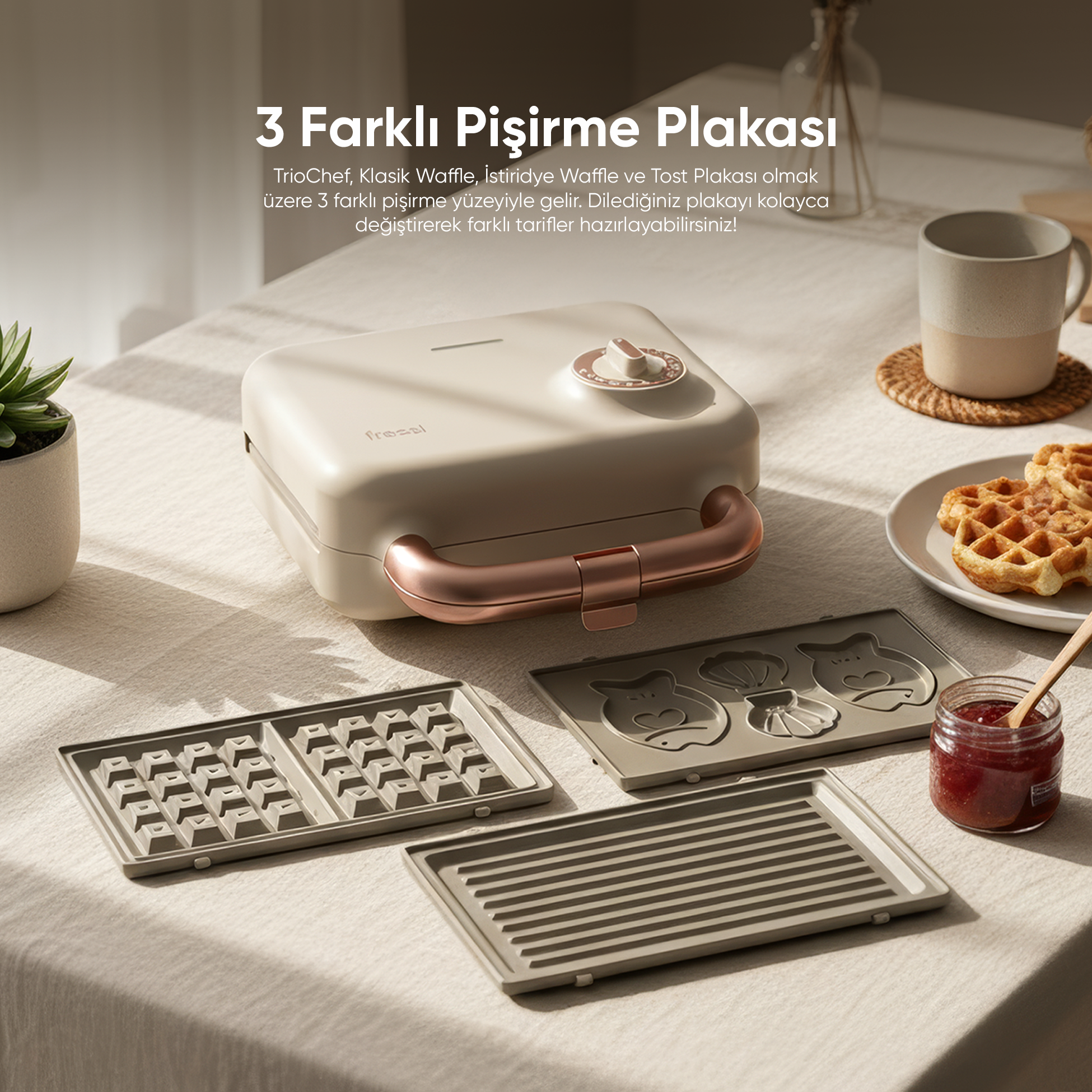 Bej rengi waffle makinesi, üç değiştirilebilir plakası ve bir tabakta waffle.