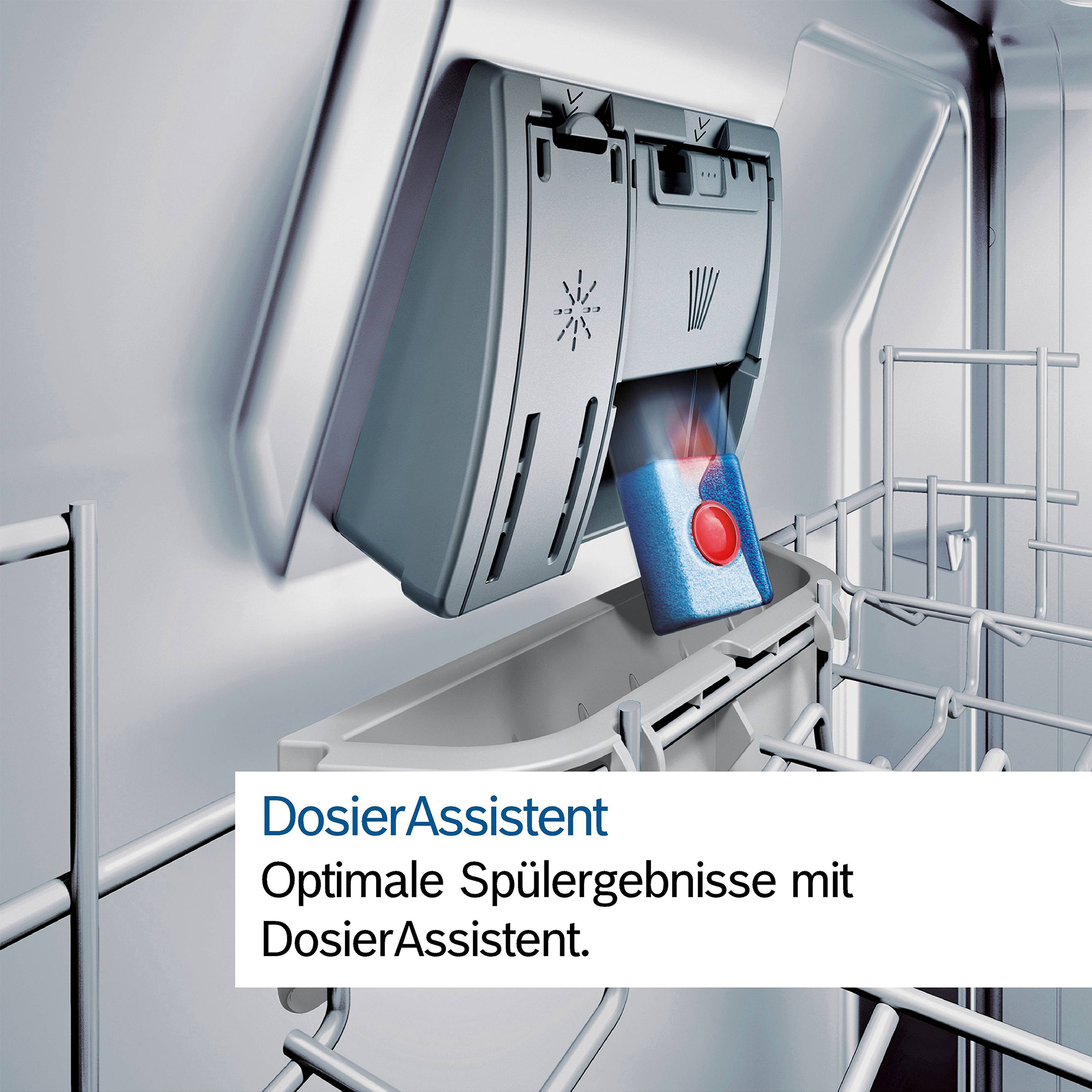 Geschirrspüler-Klarspülerfach mit beladenem Tab.