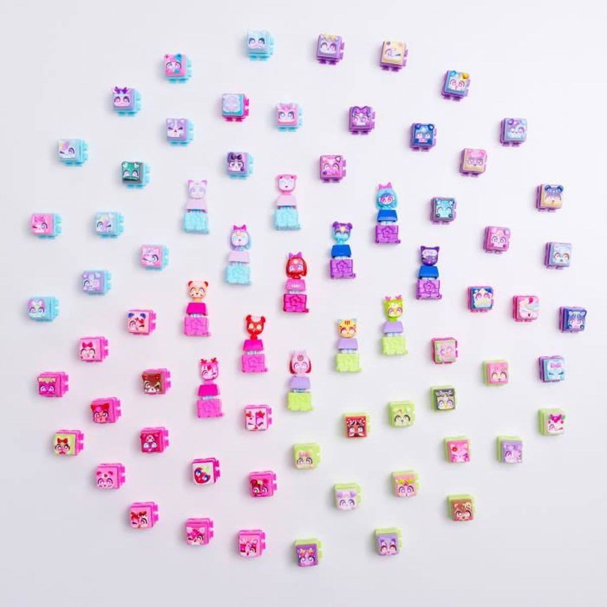 Viele kleine bunte Figuren mit Gesichtern auf weißem Hintergrund.