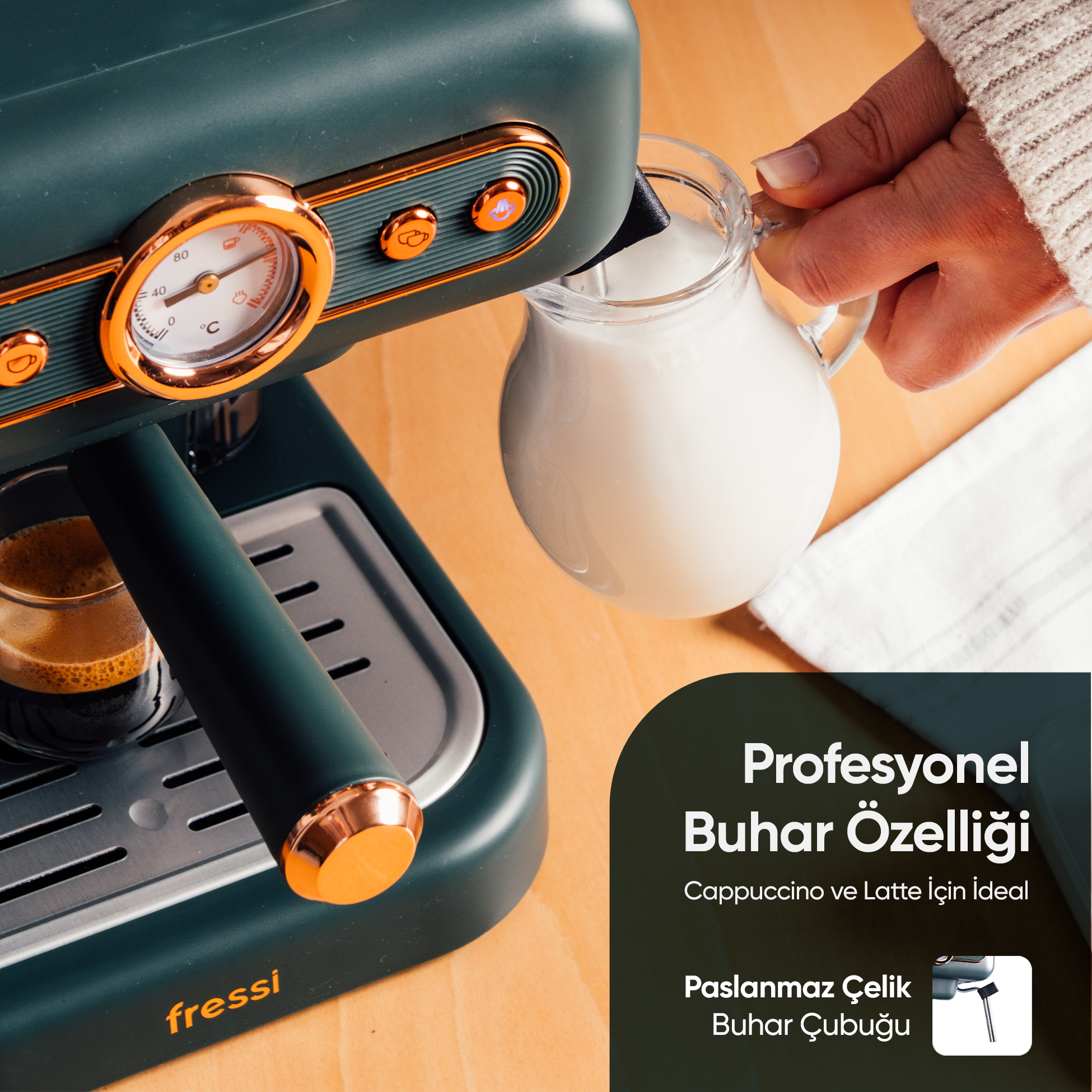 Termometreli, espresso fincanı ve süt sürahisi olan yeşil espresso makinesi.