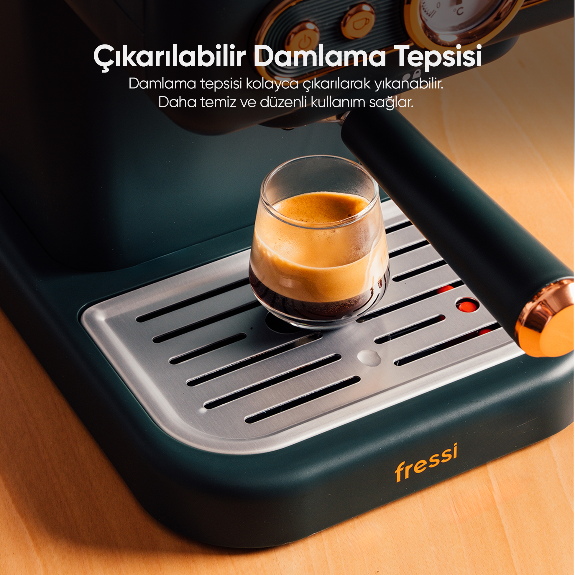 Espresso bardağı olan bir espresso makinesi damlama tepsisinde.