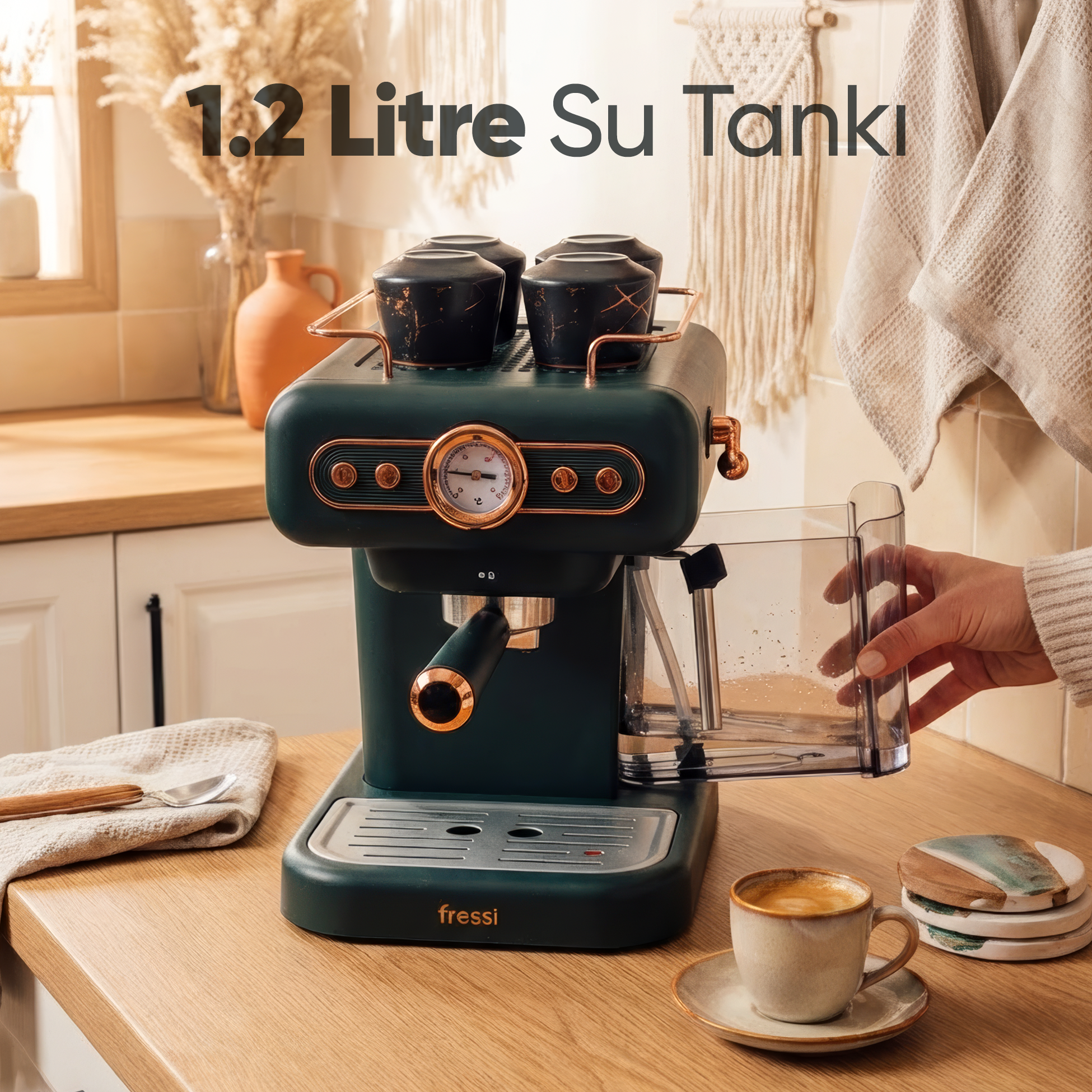 Dört fincanlı koyu yeşil espresso makinesi, su tankı takılıyor.