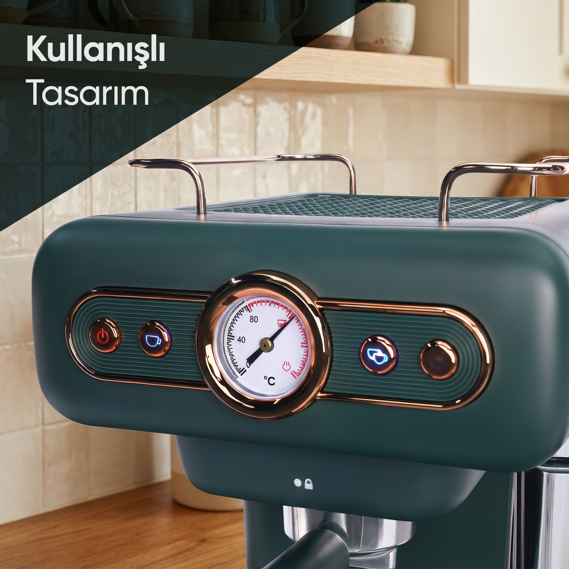Pirinç detaylı ve termometreli koyu yeşil espresso makinesi.
