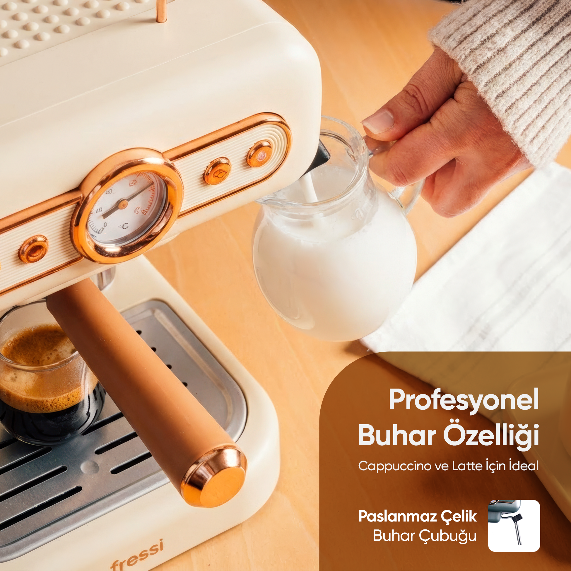 Bir el, bir bardak espresso yanında bir sütlük içine süt döküyor.