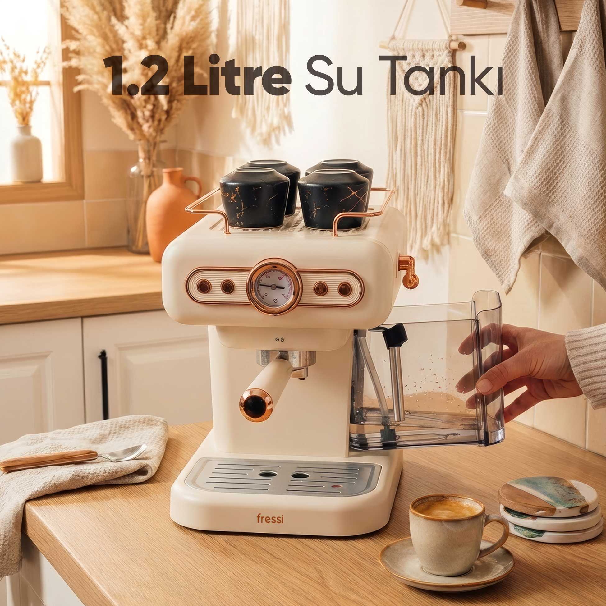 Krem rengi espresso makinesi, siyah fincanlar ve ahşap masada su tankı.