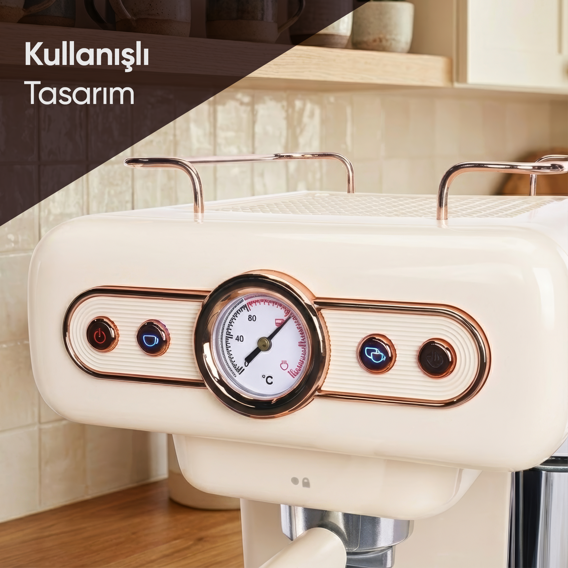 Bakır aksesuarlı, termometreli ve aydınlatmalı düğmeli krem rengi kahve makinesi.