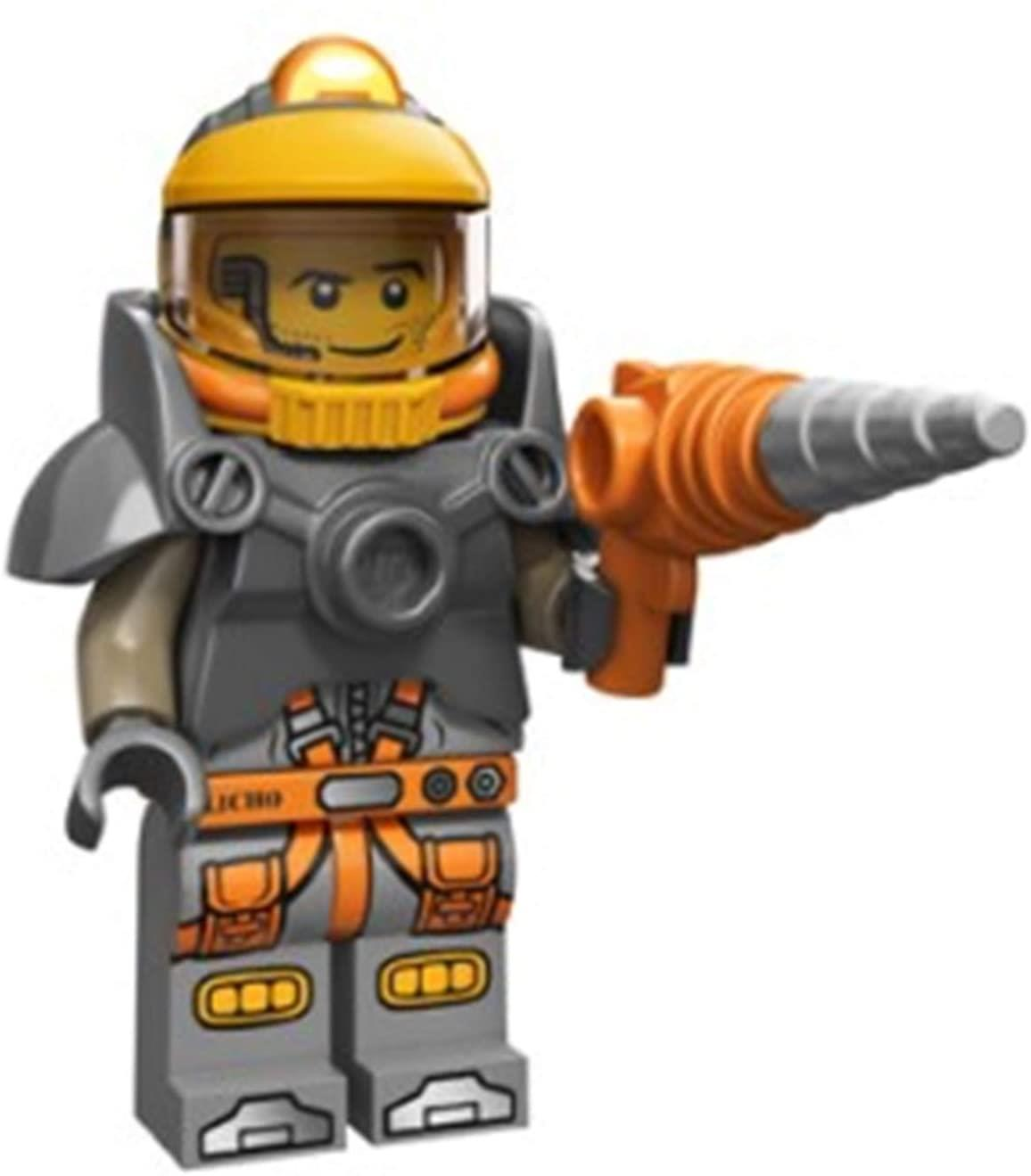 Gri ve turuncu uzay giysisi içindeki Lego karakteri matkap tutuyor.