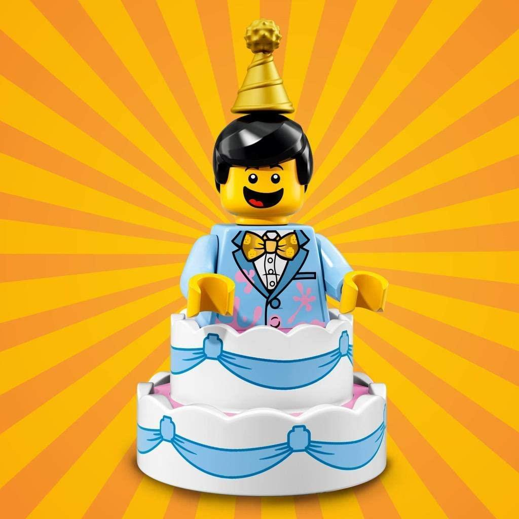 Şapkalı Lego figürü pastadan çıkıyor. Turuncu ve sarı arka plan.