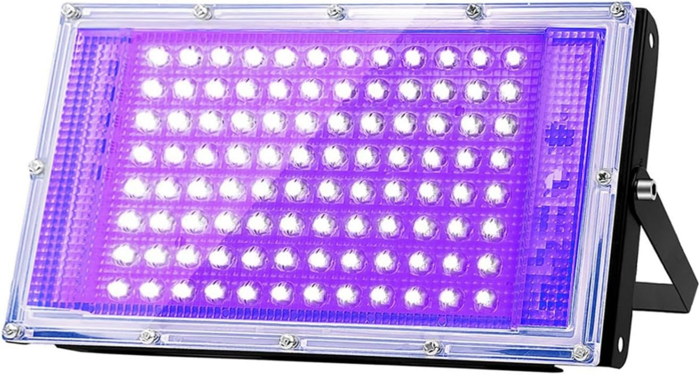 Ein rechteckiger Flutlichtstrahler mit vielen LED-Lichtern, die violettes Licht ausstrahlen.