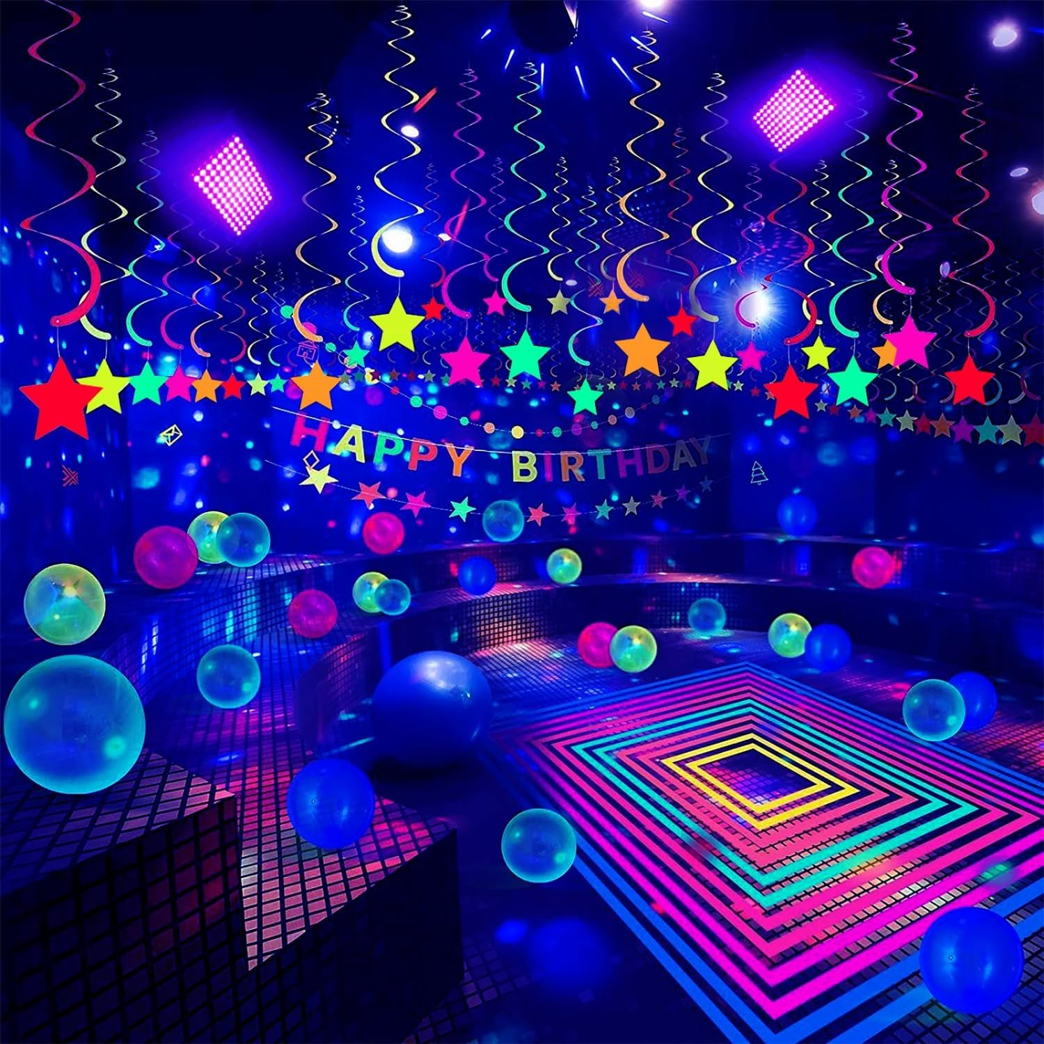 Ein dunkler Raum, dekoriert für eine Neon-Glühparty mit Ballons und Girlanden.