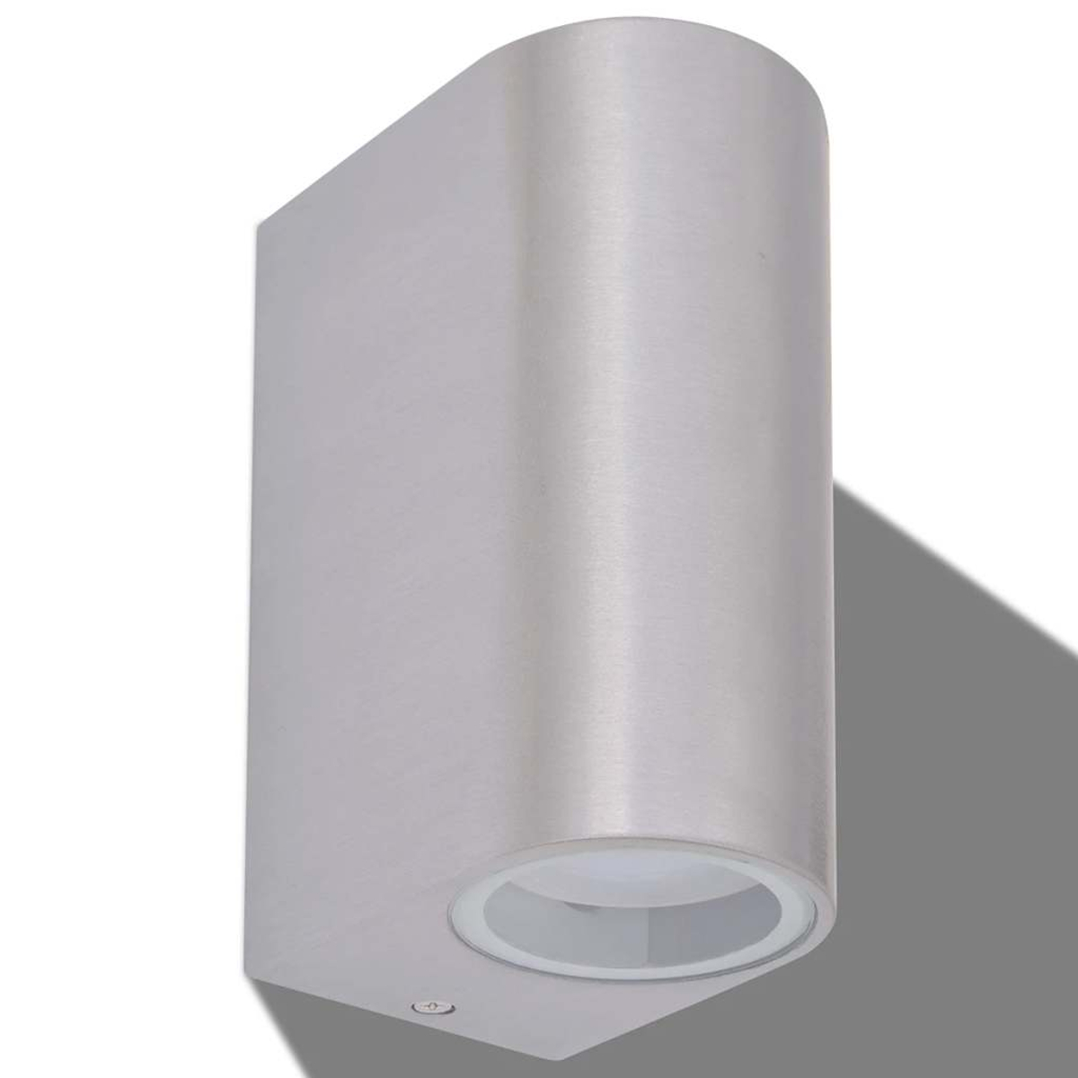 Eine silberne Wandleuchte mit zylindrischer Form und nach oben und unten gerichteten Lichtöffnungen.