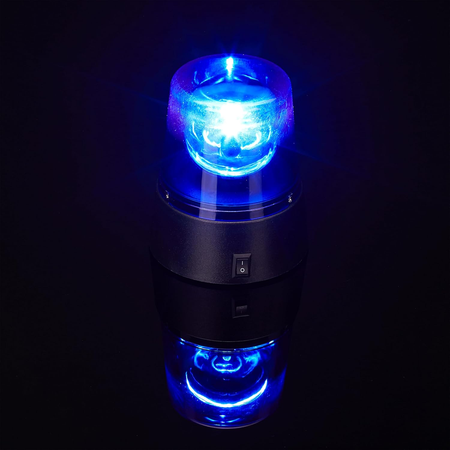 Ein blaues Blinklicht auf schwarzem Hintergrund.