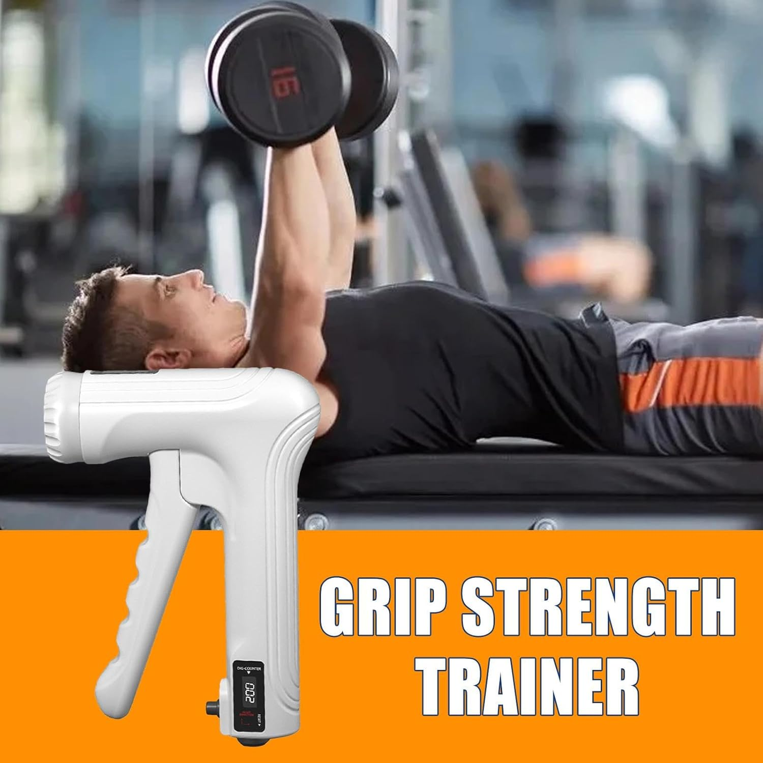 Mann trainiert mit Hanteln im Fitnessstudio; weißer Griffkrafttrainer im Vordergrund.