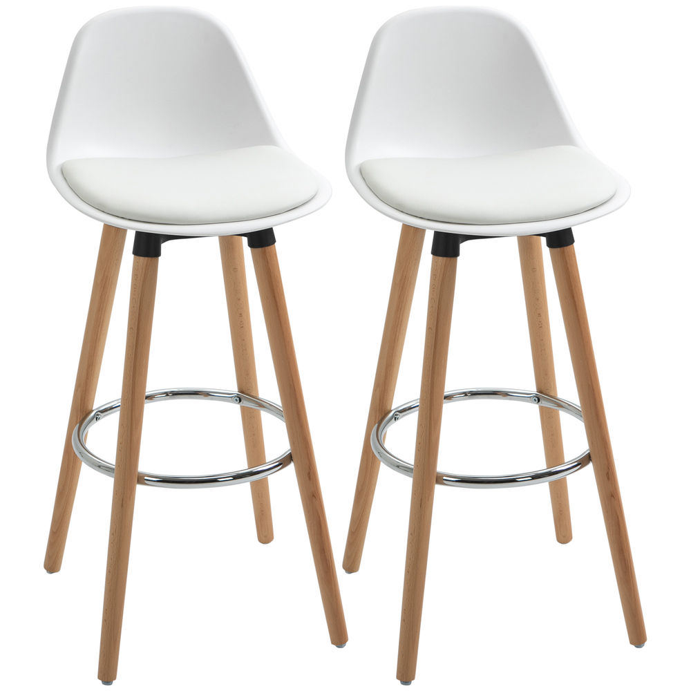 Dos taburetes de bar blancos con patas de madera y reposapiés cromados.