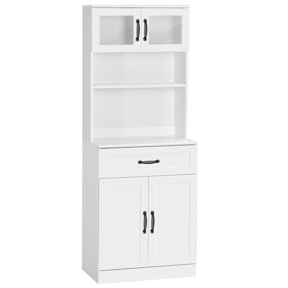 Un mueble de cocina blanco con puertas de cristal arriba, estantes abiertos y cajones.