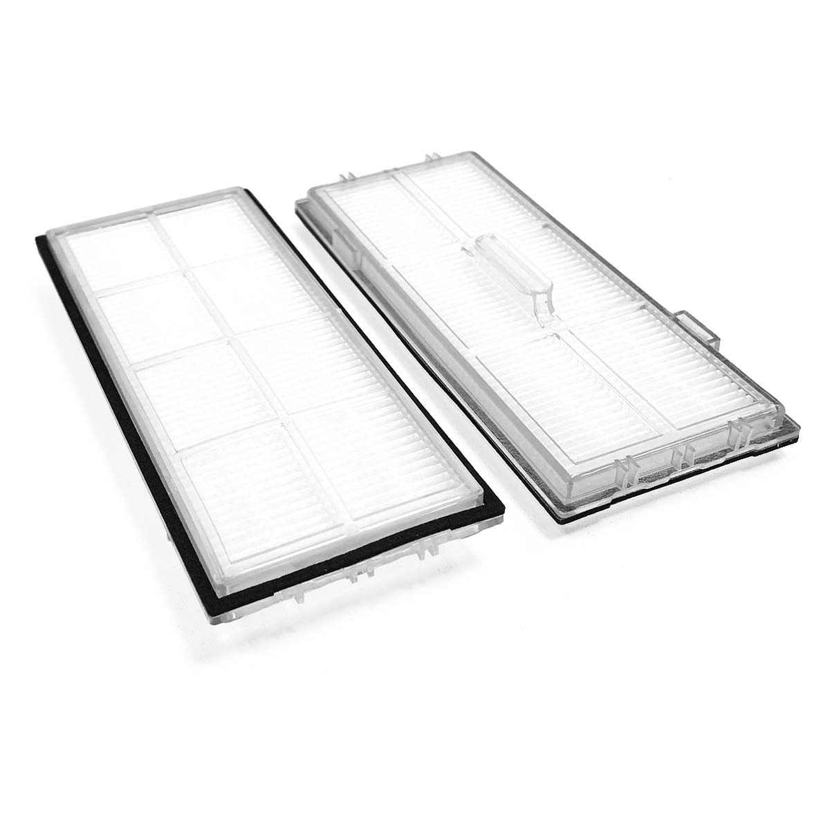 Dwa białe filtry do odkurzacza na białym tle.