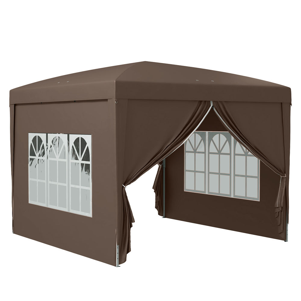 Tienda marrón con ventanas y entrada abierta.