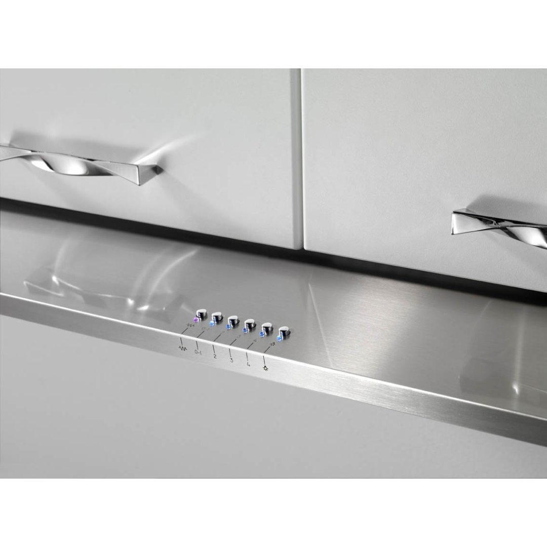 Cappa aspirante in acciaio inox con comandi e cassetti sopra.