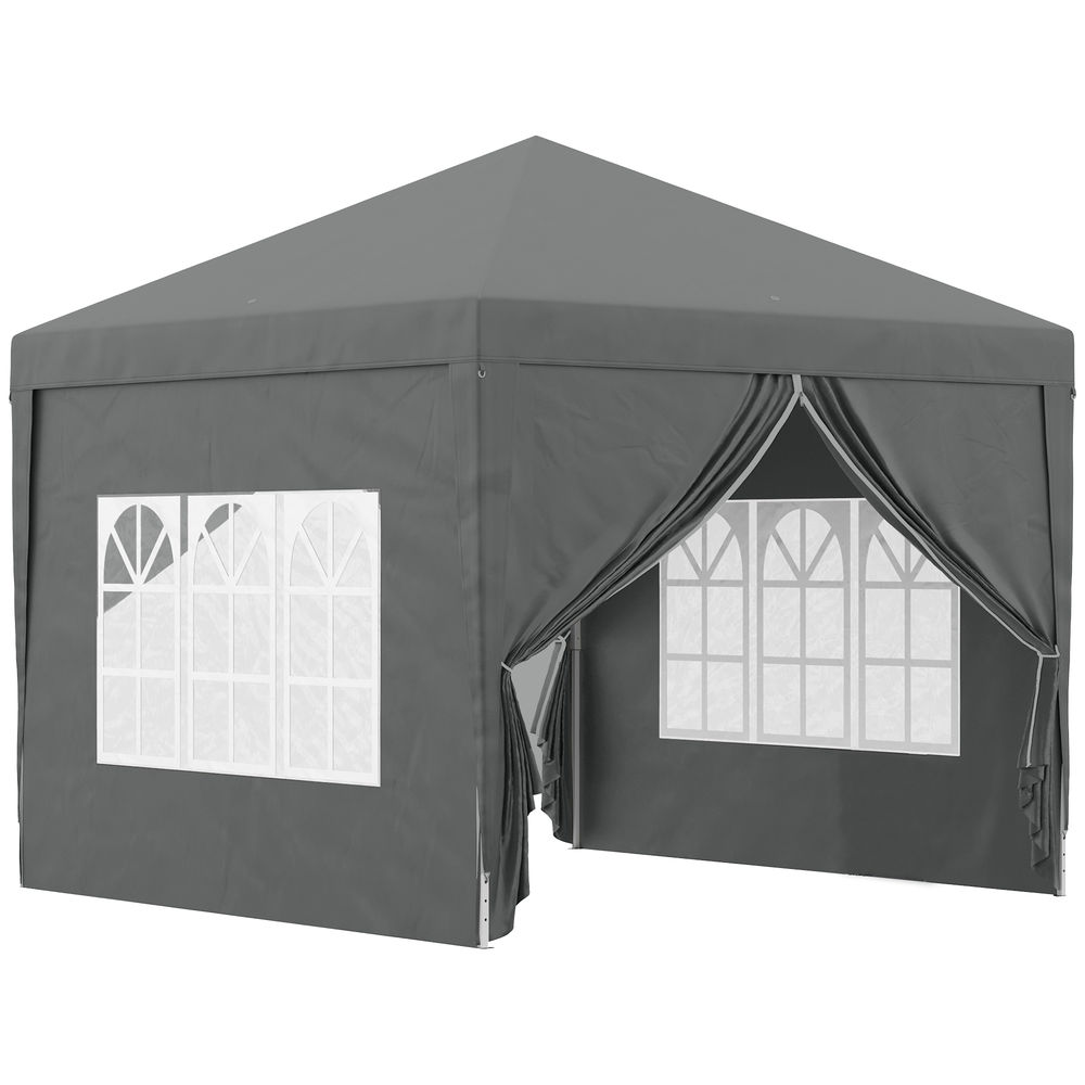 Una carpa gris con ventanas, una entrada está abierta.