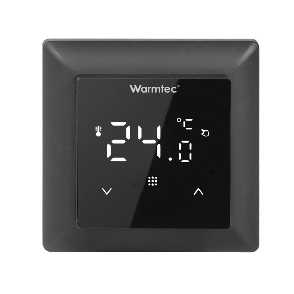 Czarny termostat cyfrowy Warmtec pokazuje 24 stopnie Celsjusza.