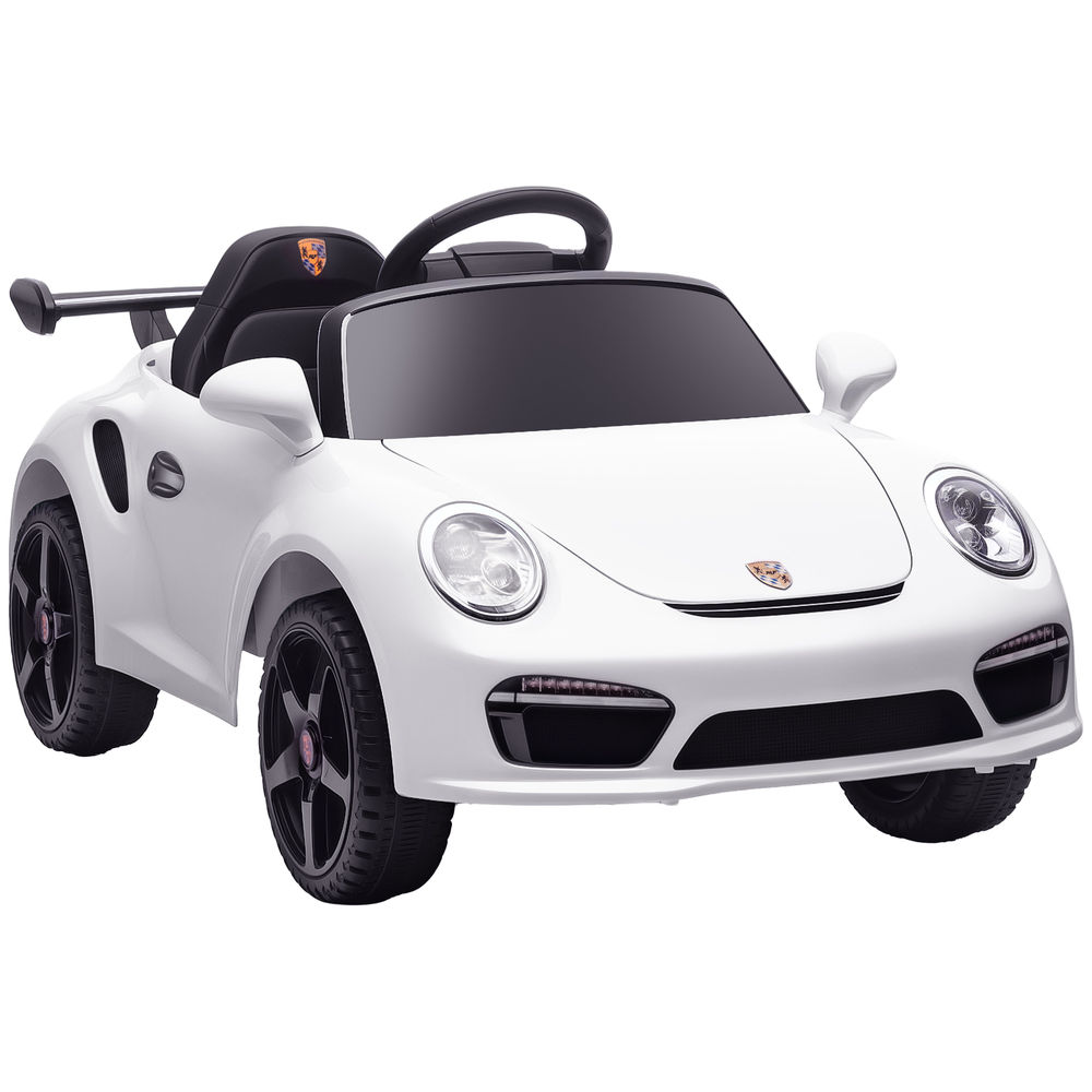Un coche de juguete blanco con alerón y volante negros, sobre fondo blanco.