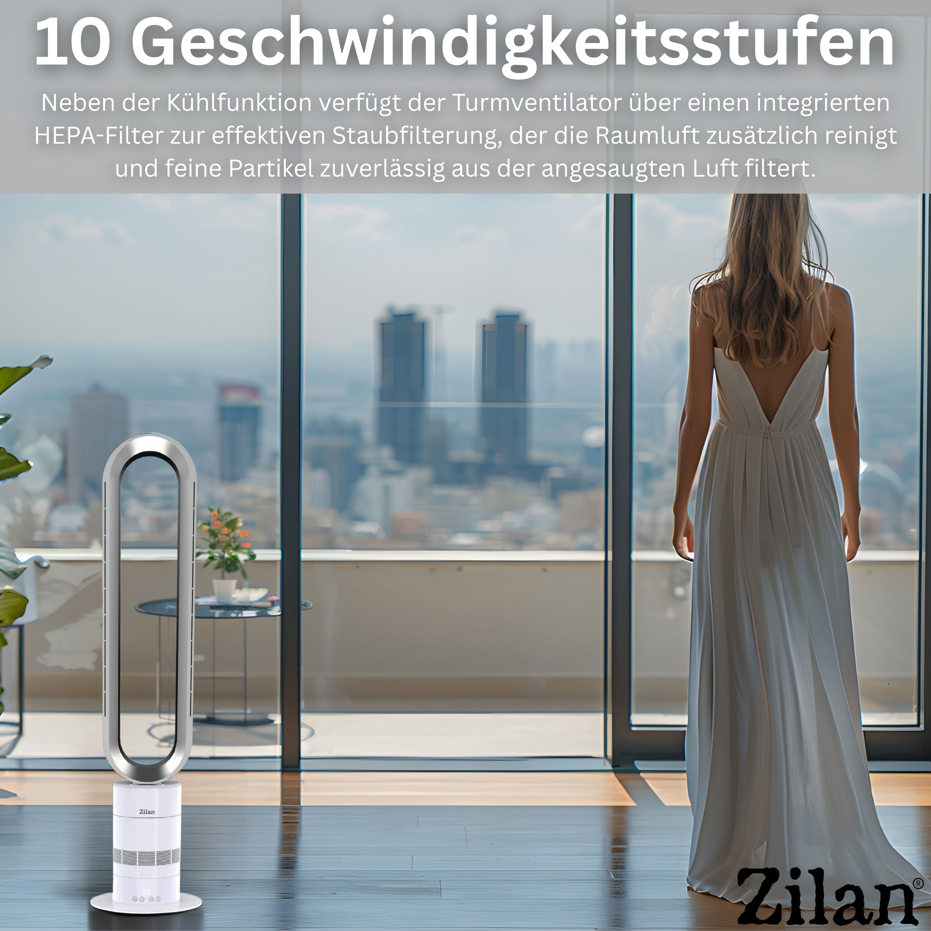 Ein Turmventilator mit HEPA-Filter steht vor einem Fenster mit Stadtblick. Eine Frau in weißem Kleid blickt hinaus.