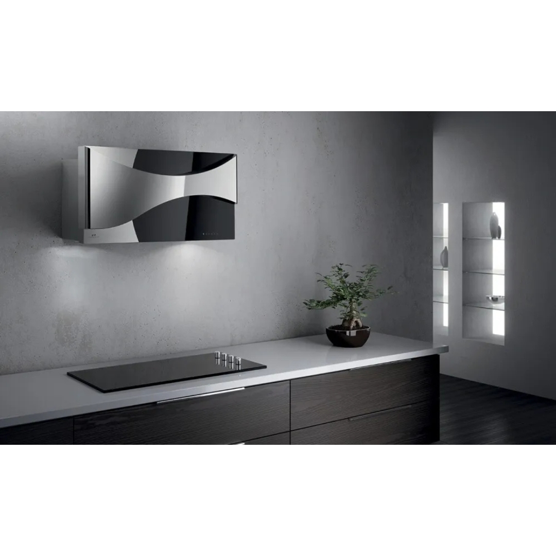 Cucina moderna con cappa elegante, piano cottura a induzione e mensole illuminate.